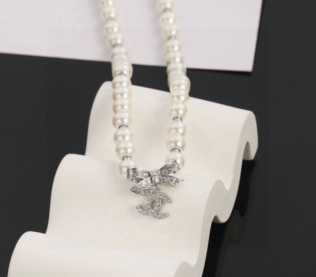 chanel pearl crystal cc pendant necklace