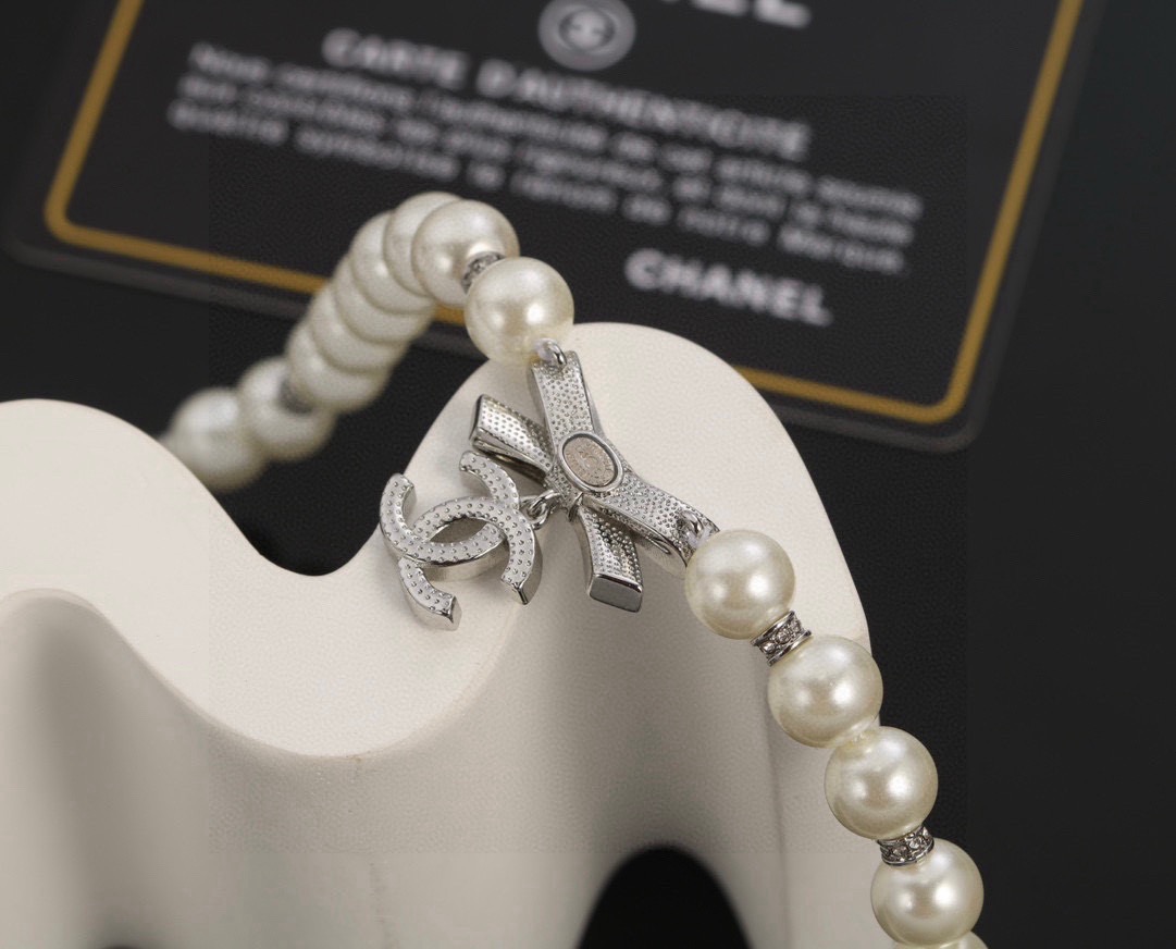 chanel pearl crystal cc pendant necklace