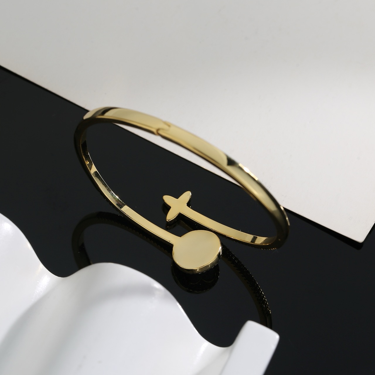louis vuitton gold lv twig bangle
