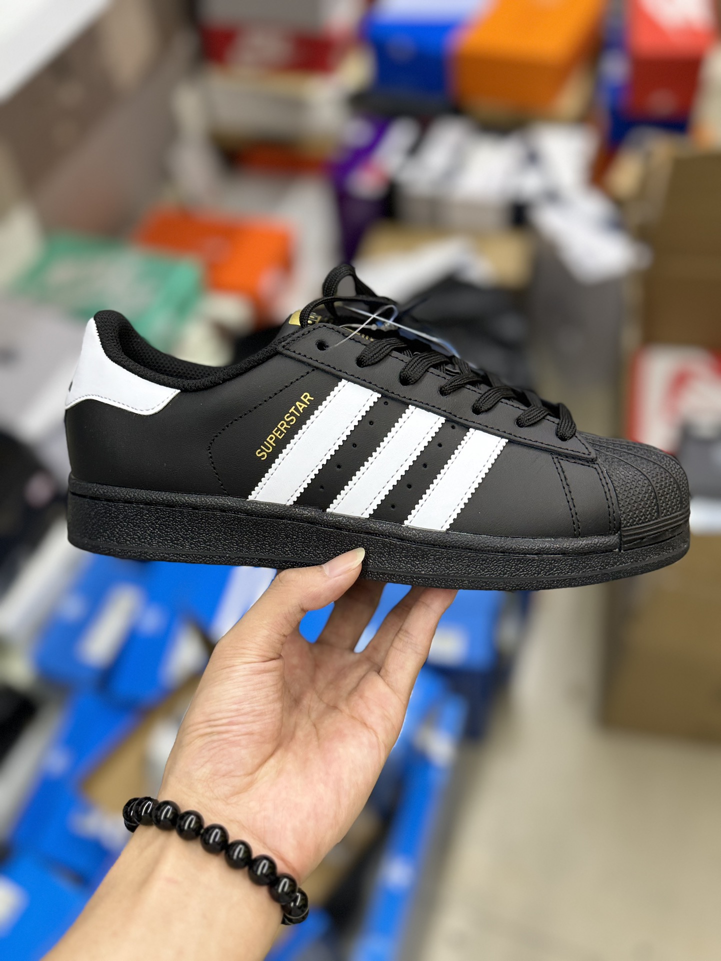 Adidas Originals Superstar 经典复古贝壳头板鞋 诞生于1969年 是第一双将全皮面鞋 身与橡胶鞋头结合在一起的低帮篮球鞋 Superstar最开始 是作为高帮篮球鞋Pro Model的低帮版本而出现的 但因为其独特和醒目的橡胶鞋头造型而让大家熟知 被大家形象地称为"shelltoe"贝壳头 在70年代的美国职业篮球场上 接近3/4的NBA球员都将这双Superstar作为场上用鞋 80年代之后 经过不断的改良和发展 Superstar逐渐成为横跨时装、音乐、街头文化、休闲和运动等各大领域的时尚潮鞋