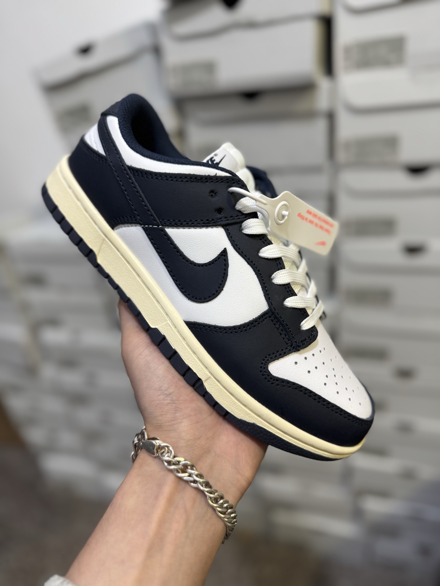 双十二特价🈴💰90 巅峰版🔥🔥🔥
保持销冠-全新45度鞋头
全新2023新版大底,鞋面无任何毛边 整洁完美
全新升级 天花版纯原新熊猫 🐼Nike sb dunk low “white/black” 黑白熊猫奥利奥 ,升级原厂皮料 全新购入新冲刀 正确配件原盒,原厂自组大底,无解鞋型 正确中底四线拉帮,原厂中底布 正确鞋带配件区别市面通货 正确全网唯一正确鞋型,一个鞋头秒杀市面所有货,自己看
全套原纸版 原楦头 打造完美灵魂版型
全鞋面采用原装Sadesa R8纹头层皮
原厂百宏织唛舌标 原厂中底布正确印刷
原档案数据后跟电绣 针数已达正品标准
一切遵循公司货完美打造 LC仅对原鞋
同源原鞋原材 遵循原鞋完美打造
SIZE: 36 36.5 37.5 38 38.5 39 40 40.5 41 42 42.5 43 44 44.5 45