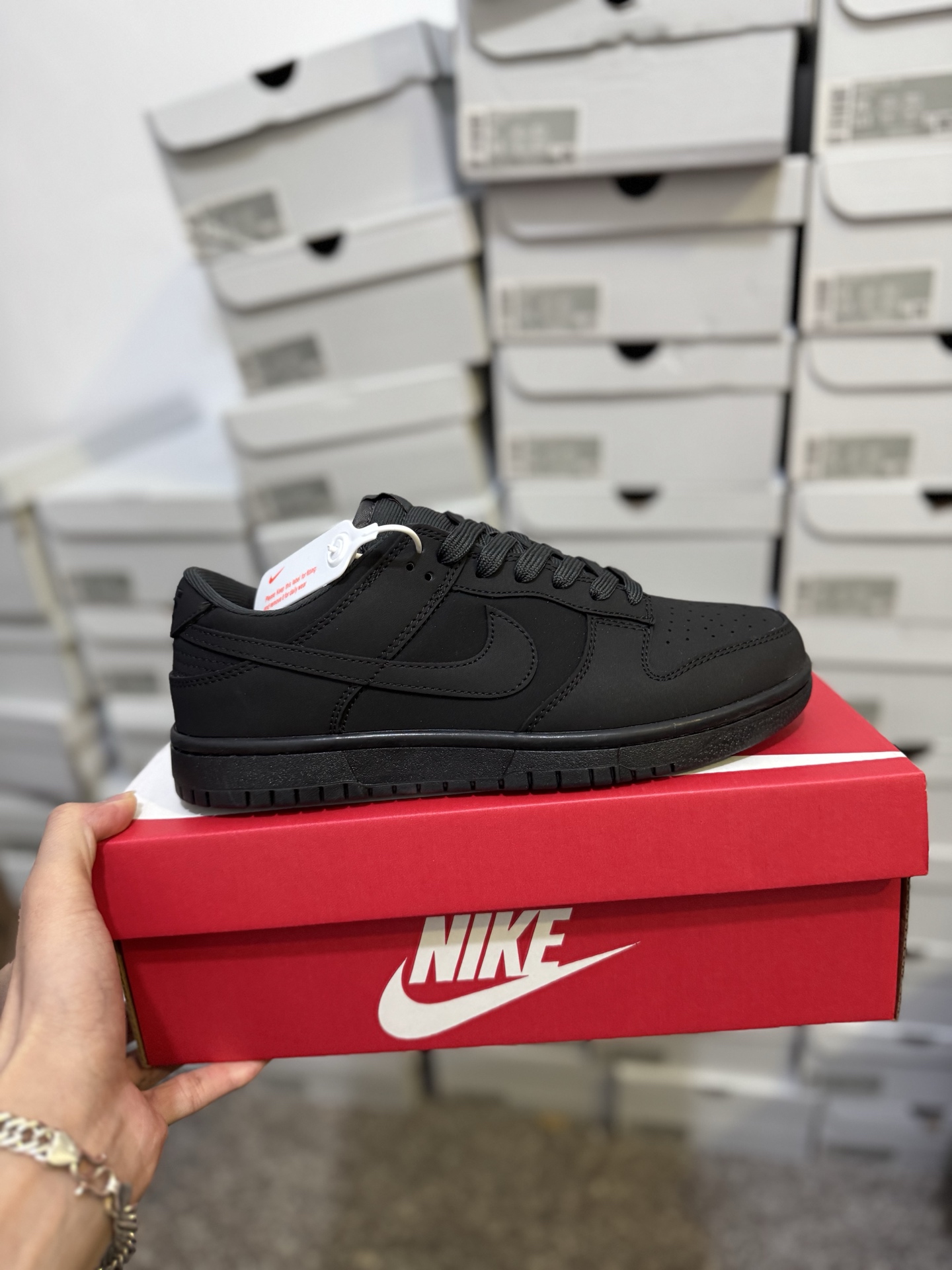 双十二特价💰90 巅峰版版🔥🔥🔥
保持销冠-全新45度鞋头
全新2023新版大底,鞋面无任何毛边 整洁完美
全新升级 天花版纯原新熊猫 🐼Nike sb dunk low “white/black” 黑白熊猫奥利奥 ,升级原厂皮料 全新购入新冲刀 正确配件原盒,原厂自组大底,无解鞋型 正确中底四线拉帮,原厂中底布 正确鞋带配件区别市面通货 正确全网唯一正确鞋型,一个鞋头秒杀市面所有货,自己看
全套原纸版 原楦头 打造完美灵魂版型
全鞋面采用原装Sadesa R8纹头层皮
原厂百宏织唛舌标 原厂中底布正确印刷
原档案数据后跟电绣 针数已达正品标准
一切遵循公司货完美打造 LC仅对原鞋
同源原鞋原材 遵循原鞋完美打造
SIZE: 36 36.5 37.5 38 38.5 39 40 40.5 41 42 42.5 43 44 44.5 45