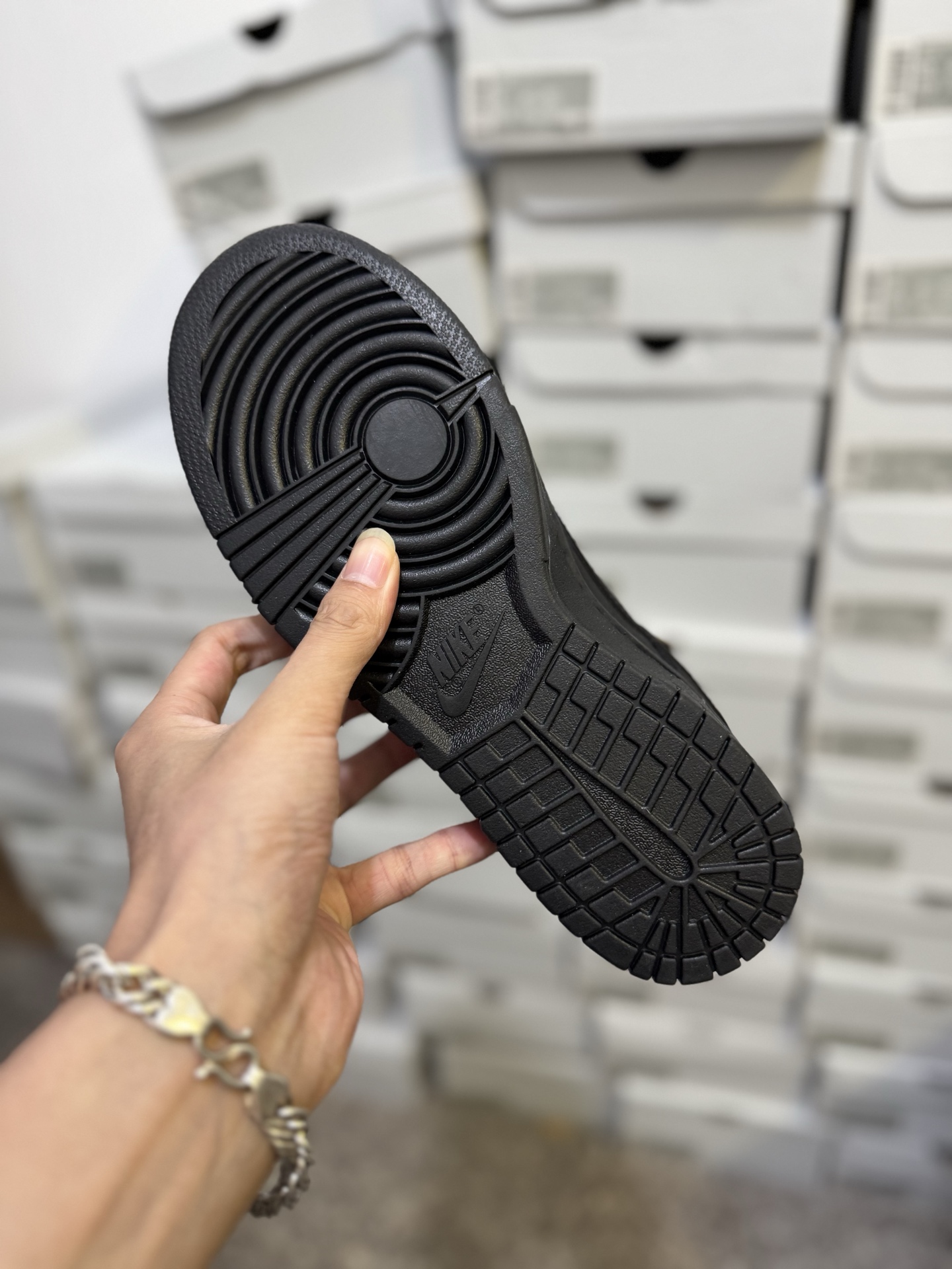 双十二特价💰90 巅峰版版🔥🔥🔥
保持销冠-全新45度鞋头
全新2023新版大底,鞋面无任何毛边 整洁完美
全新升级 天花版纯原新熊猫 🐼Nike sb dunk low “white/black” 黑白熊猫奥利奥 ,升级原厂皮料 全新购入新冲刀 正确配件原盒,原厂自组大底,无解鞋型 正确中底四线拉帮,原厂中底布 正确鞋带配件区别市面通货 正确全网唯一正确鞋型,一个鞋头秒杀市面所有货,自己看
全套原纸版 原楦头 打造完美灵魂版型
全鞋面采用原装Sadesa R8纹头层皮
原厂百宏织唛舌标 原厂中底布正确印刷
原档案数据后跟电绣 针数已达正品标准
一切遵循公司货完美打造 LC仅对原鞋
同源原鞋原材 遵循原鞋完美打造
SIZE: 36 36.5 37.5 38 38.5 39 40 40.5 41 42 42.5 43 44 44.5 45