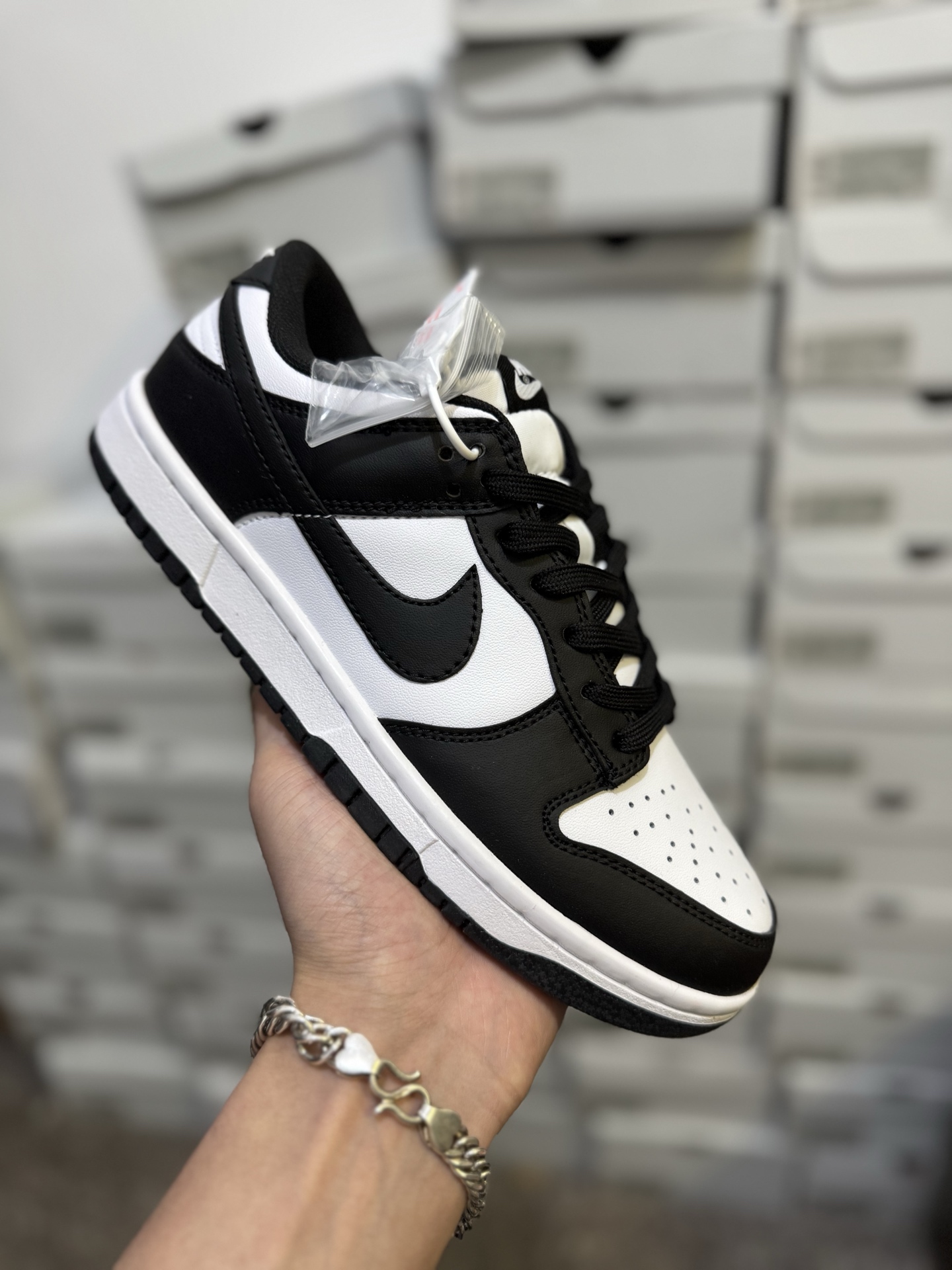 双十二特价💰90 巅峰版版🔥🔥🔥
保持销冠-全新45度鞋头
全新2023新版大底,鞋面无任何毛边 整洁完美
全新升级 天花版纯原新熊猫 🐼Nike sb dunk low “white/black” 黑白熊猫奥利奥 ,升级原厂皮料 全新购入新冲刀 正确配件原盒,原厂自组大底,无解鞋型 正确中底四线拉帮,原厂中底布 正确鞋带配件区别市面通货 正确全网唯一正确鞋型,一个鞋头秒杀市面所有货,自己看
全套原纸版 原楦头 打造完美灵魂版型
全鞋面采用原装Sadesa R8纹头层皮
原厂百宏织唛舌标 原厂中底布正确印刷
原档案数据后跟电绣 针数已达正品标准
一切遵循公司货完美打造 LC仅对原鞋
同源原鞋原材 遵循原鞋完美打造
SIZE: 36 36.5 37.5 38 38.5 39 40 40.5 41 42 42.5 43 44 44.5 45