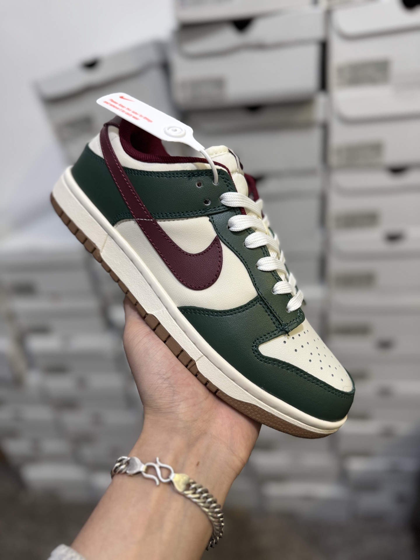 双十二特价🈴💰90 巅峰版🔥🔥🔥
保持销冠-全新45度鞋头
全新2023新版大底,鞋面无任何毛边 整洁完美
全新升级 天花版纯原新熊猫 🐼Nike sb dunk low “white/black” 黑白熊猫奥利奥 ,升级原厂皮料 全新购入新冲刀 正确配件原盒,原厂自组大底,无解鞋型 正确中底四线拉帮,原厂中底布 正确鞋带配件区别市面通货 正确全网唯一正确鞋型,一个鞋头秒杀市面所有货,自己看
全套原纸版 原楦头 打造完美灵魂版型
全鞋面采用原装Sadesa R8纹头层皮
原厂百宏织唛舌标 原厂中底布正确印刷
原档案数据后跟电绣 针数已达正品标准
一切遵循公司货完美打造 LC仅对原鞋
同源原鞋原材 遵循原鞋完美打造
SIZE: 36 36.5 37.5 38 38.5 39 40 40.5 41 42 42.5 43 44 44.5 45