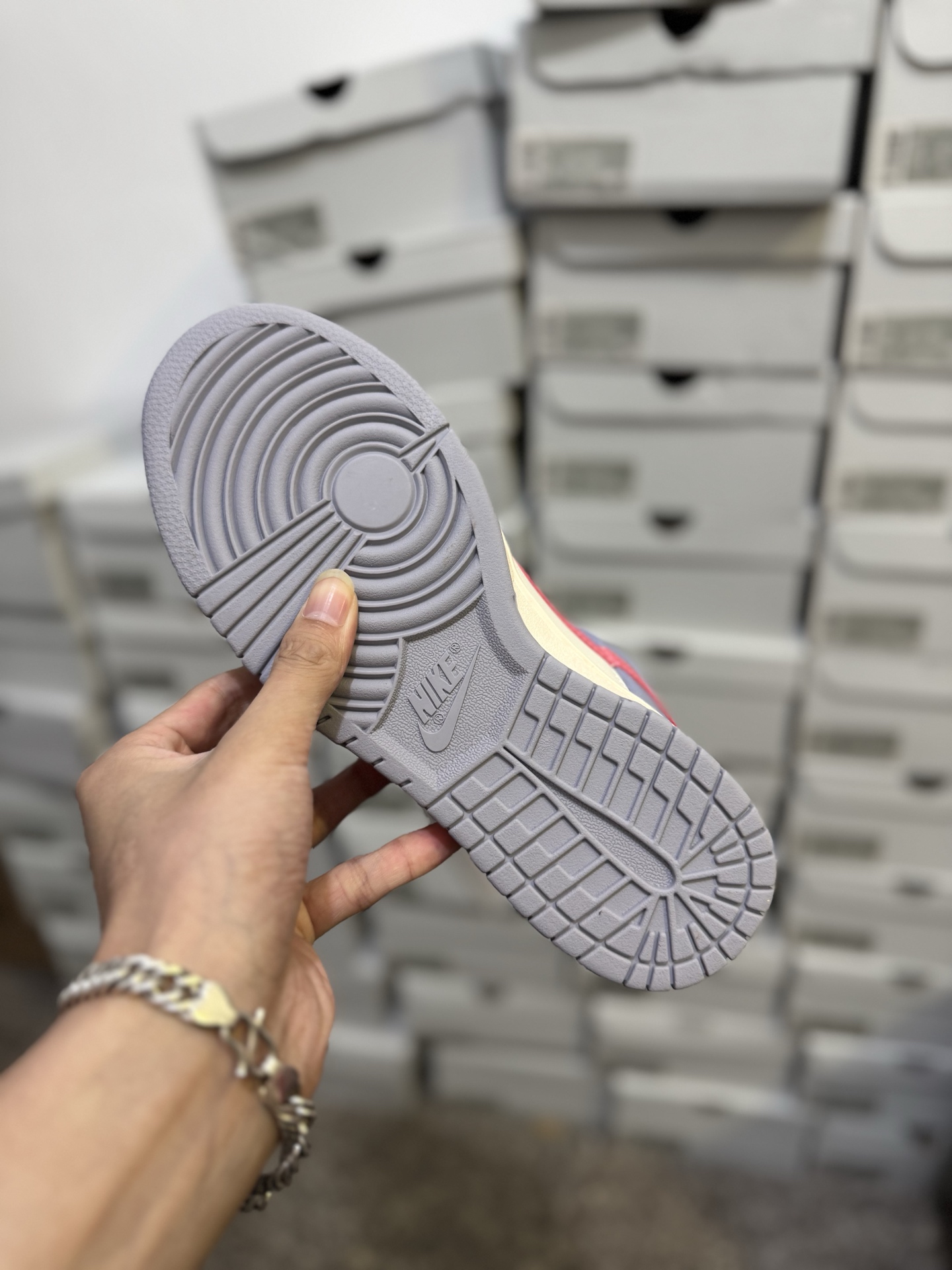 双十二特价💰90 巅峰版🔥🔥🔥
保持销冠-全新45度鞋头
全新2023新版大底,鞋面无任何毛边 整洁完美
全新升级 天花版纯原新熊猫 🐼Nike sb dunk low “white/black” 黑白熊猫奥利奥 ,升级原厂皮料 全新购入新冲刀 正确配件原盒,原厂自组大底,无解鞋型 正确中底四线拉帮,原厂中底布 正确鞋带配件区别市面通货 正确全网唯一正确鞋型,一个鞋头秒杀市面所有货,自己看
全套原纸版 原楦头 打造完美灵魂版型
全鞋面采用原装Sadesa R8纹头层皮
原厂百宏织唛舌标 原厂中底布正确印刷
原档案数据后跟电绣 针数已达正品标准
一切遵循公司货完美打造 LC仅对原鞋
同源原鞋原材 遵循原鞋完美打造
SIZE: 36 36.5 37.5 38 38.5 39 40 40.5 41 42 42.5 43 44 44.5 45