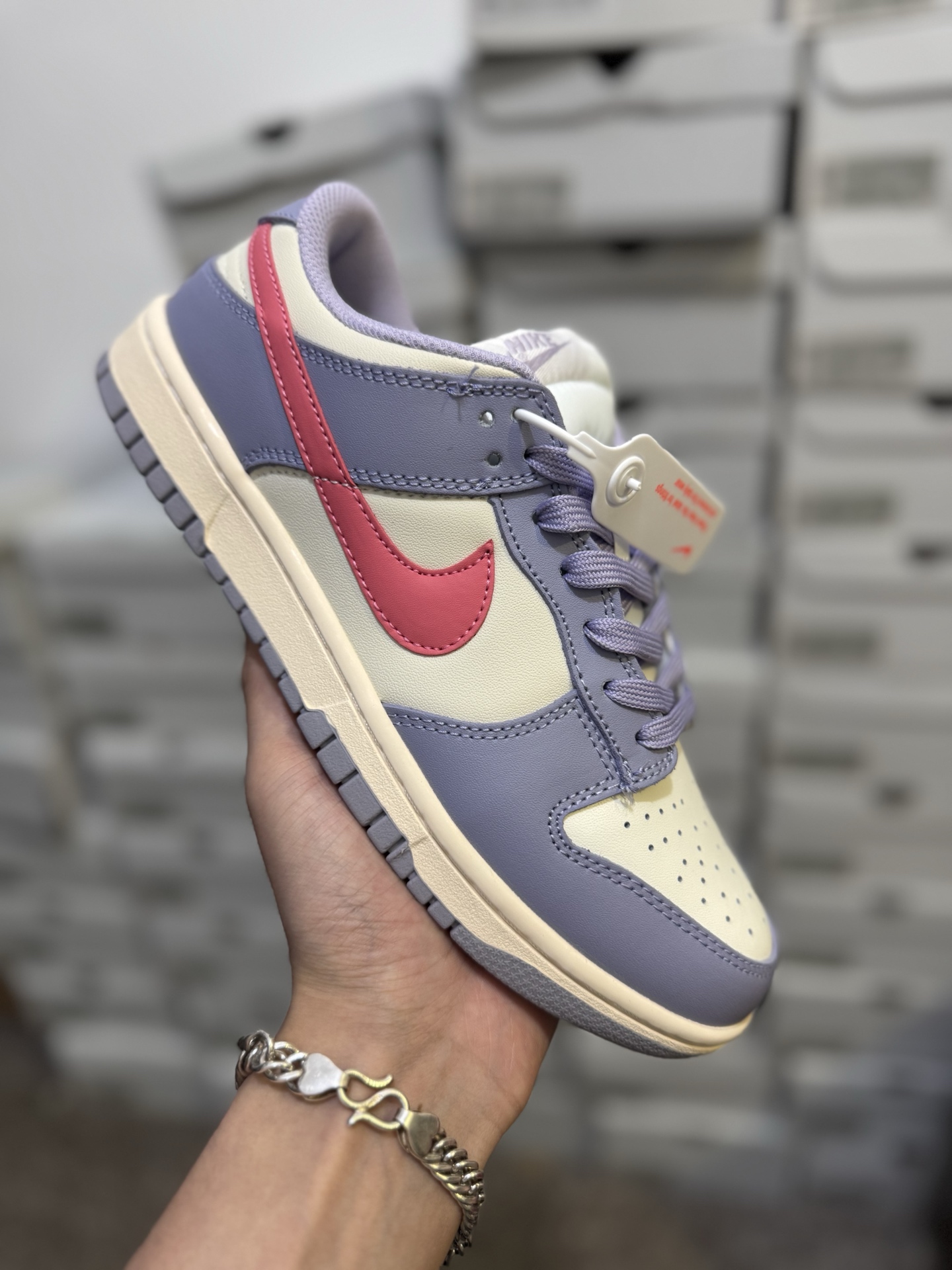 双十二特价💰90 巅峰版🔥🔥🔥
保持销冠-全新45度鞋头
全新2023新版大底,鞋面无任何毛边 整洁完美
全新升级 天花版纯原新熊猫 🐼Nike sb dunk low “white/black” 黑白熊猫奥利奥 ,升级原厂皮料 全新购入新冲刀 正确配件原盒,原厂自组大底,无解鞋型 正确中底四线拉帮,原厂中底布 正确鞋带配件区别市面通货 正确全网唯一正确鞋型,一个鞋头秒杀市面所有货,自己看
全套原纸版 原楦头 打造完美灵魂版型
全鞋面采用原装Sadesa R8纹头层皮
原厂百宏织唛舌标 原厂中底布正确印刷
原档案数据后跟电绣 针数已达正品标准
一切遵循公司货完美打造 LC仅对原鞋
同源原鞋原材 遵循原鞋完美打造
SIZE: 36 36.5 37.5 38 38.5 39 40 40.5 41 42 42.5 43 44 44.5 45