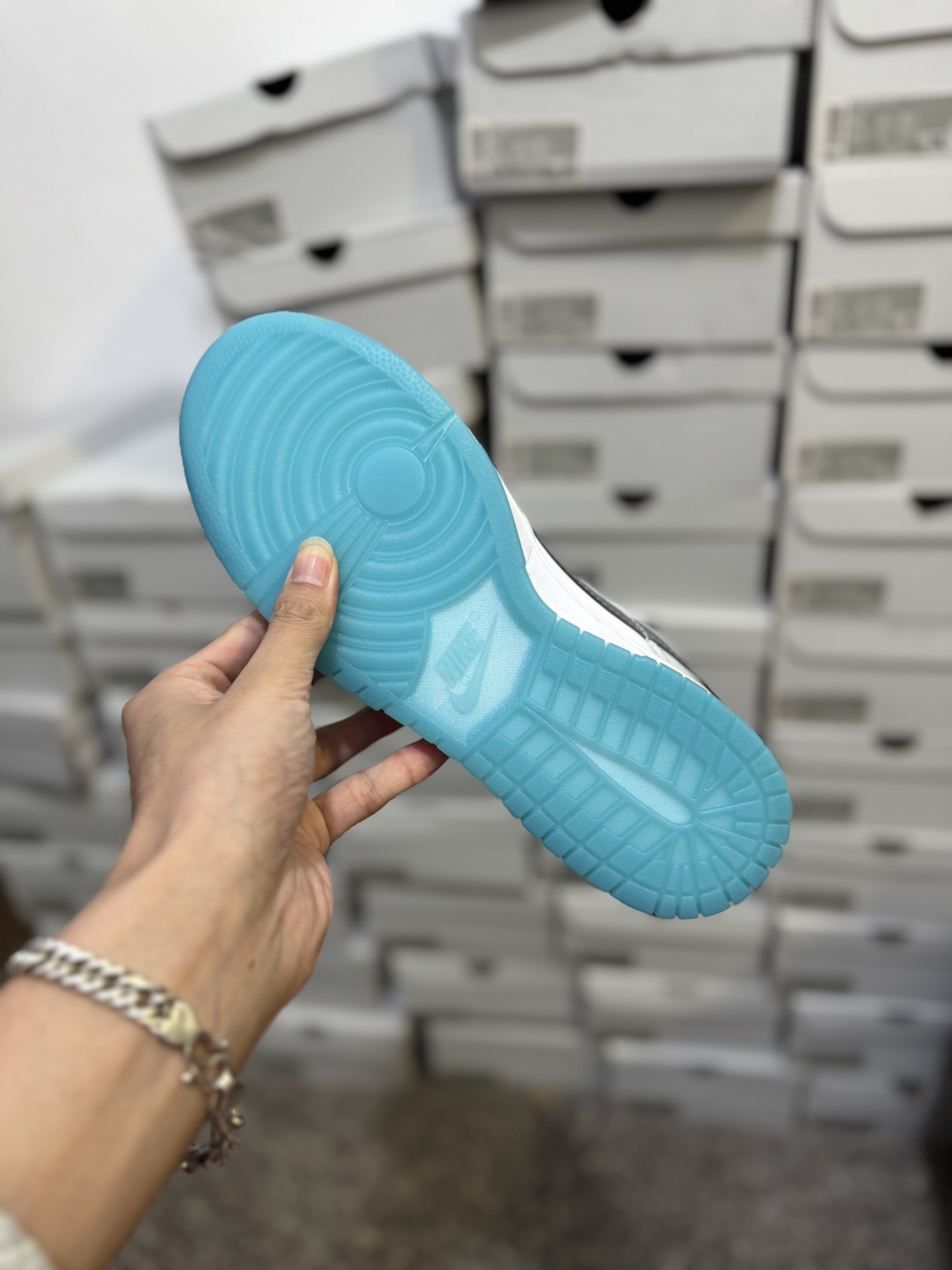 双十二特价💰90 巅峰版🔥🔥🔥
保持销冠-全新45度鞋头
全新2023新版大底,鞋面无任何毛边 整洁完美
全新升级 天花版纯原新熊猫 🐼Nike sb dunk low “white/black” 黑白熊猫奥利奥 ,升级原厂皮料 全新购入新冲刀 正确配件原盒,原厂自组大底,无解鞋型 正确中底四线拉帮,原厂中底布 正确鞋带配件区别市面通货 正确全网唯一正确鞋型,一个鞋头秒杀市面所有货,自己看
全套原纸版 原楦头 打造完美灵魂版型
全鞋面采用原装Sadesa R8纹头层皮
原厂百宏织唛舌标 原厂中底布正确印刷
原档案数据后跟电绣 针数已达正品标准
一切遵循公司货完美打造 LC仅对原鞋
同源原鞋原材 遵循原鞋完美打造
SIZE: 36 36.5 37.5 38 38.5 39 40 40.5 41 42 42.5 43 44 44.5 45