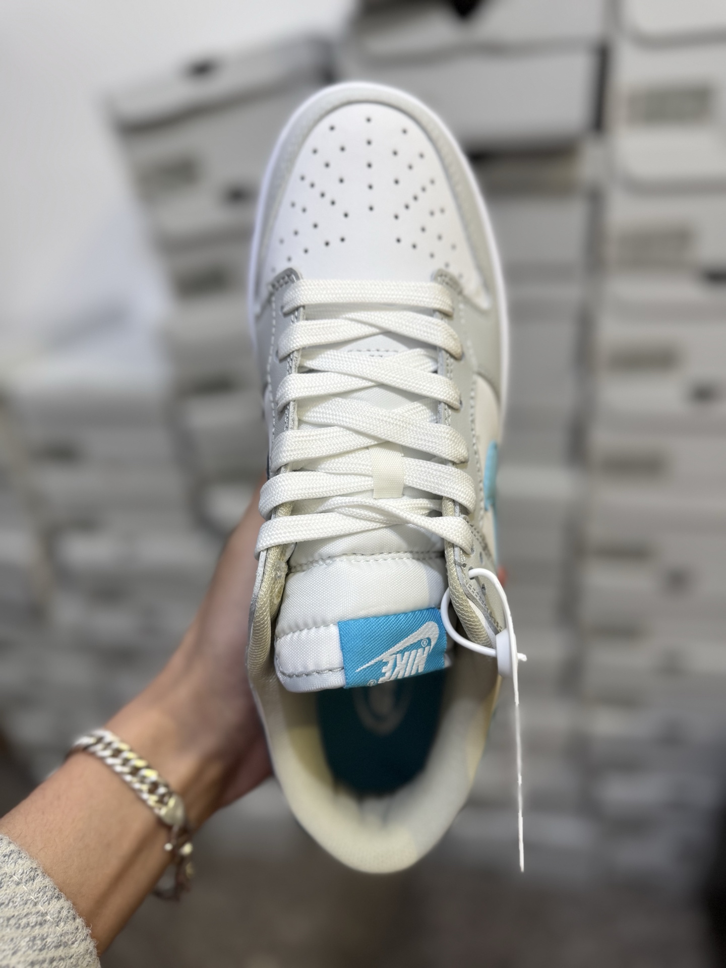 双十二特价💰90 巅峰版🔥🔥🔥
保持销冠-全新45度鞋头
全新2023新版大底,鞋面无任何毛边 整洁完美
全新升级 天花版纯原新熊猫 🐼Nike sb dunk low “white/black” 黑白熊猫奥利奥 ,升级原厂皮料 全新购入新冲刀 正确配件原盒,原厂自组大底,无解鞋型 正确中底四线拉帮,原厂中底布 正确鞋带配件区别市面通货 正确全网唯一正确鞋型,一个鞋头秒杀市面所有货,自己看
全套原纸版 原楦头 打造完美灵魂版型
全鞋面采用原装Sadesa R8纹头层皮
原厂百宏织唛舌标 原厂中底布正确印刷
原档案数据后跟电绣 针数已达正品标准
一切遵循公司货完美打造 LC仅对原鞋
同源原鞋原材 遵循原鞋完美打造
SIZE: 36 36.5 37.5 38 38.5 39 40 40.5 41 42 42.5 43 44 44.5 45