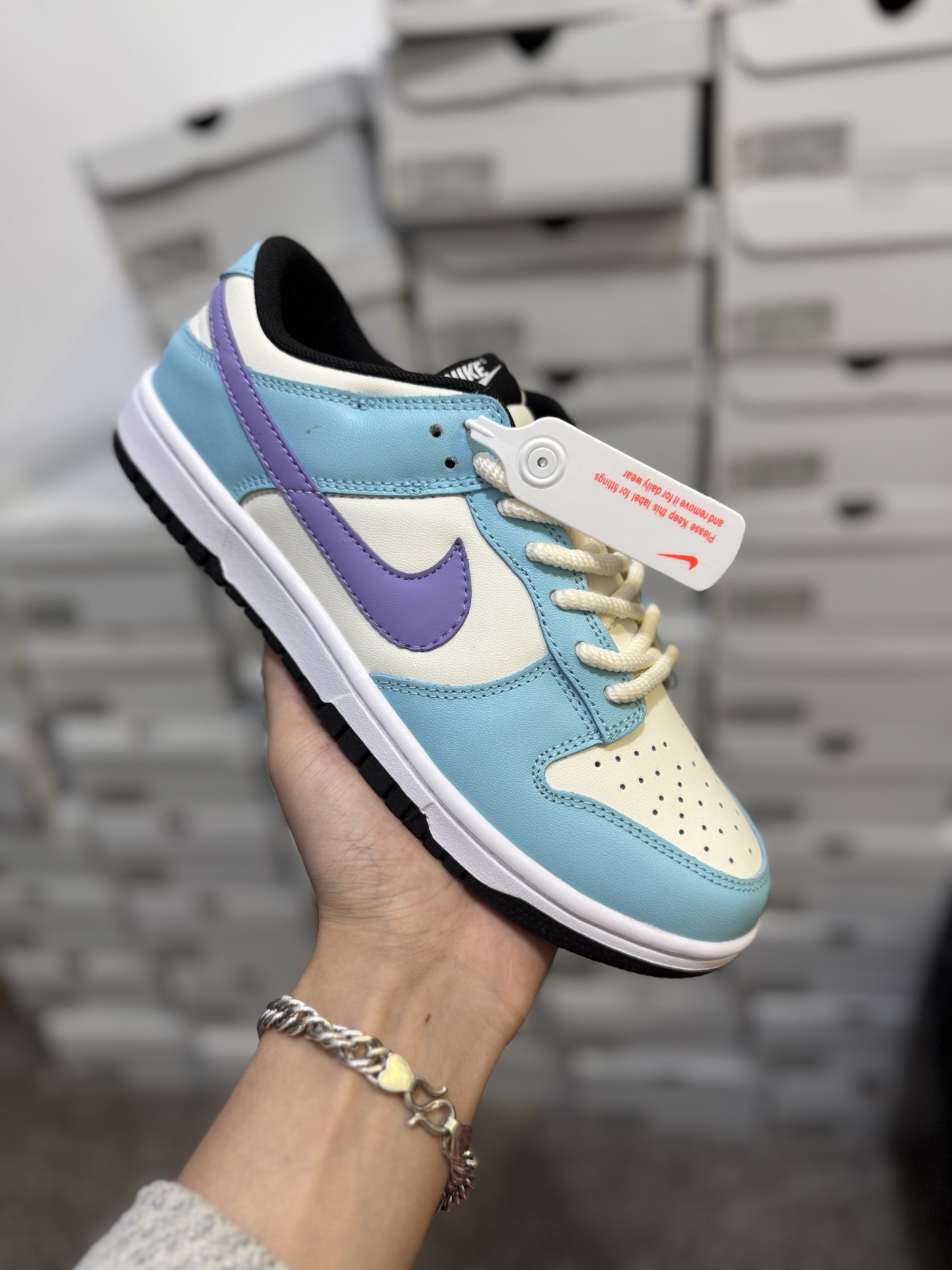 双十二特价💰90 巅峰版🔥🔥🔥
保持销冠-全新45度鞋头
全新2023新版大底,鞋面无任何毛边 整洁完美
全新升级 天花版纯原新熊猫 🐼Nike sb dunk low “white/black” 黑白熊猫奥利奥 ,升级原厂皮料 全新购入新冲刀 正确配件原盒,原厂自组大底,无解鞋型 正确中底四线拉帮,原厂中底布 正确鞋带配件区别市面通货 正确全网唯一正确鞋型,一个鞋头秒杀市面所有货,自己看
全套原纸版 原楦头 打造完美灵魂版型
全鞋面采用原装Sadesa R8纹头层皮
原厂百宏织唛舌标 原厂中底布正确印刷
原档案数据后跟电绣 针数已达正品标准
一切遵循公司货完美打造 LC仅对原鞋
同源原鞋原材 遵循原鞋完美打造
SIZE: 36 36.5 37.5 38 38.5 39 40 40.5 41 42 42.5 43 44 44.5 45