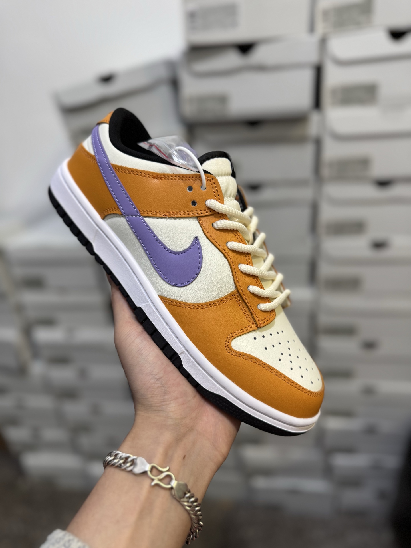 双十二特价💰90 巅峰版🔥🔥🔥
保持销冠-全新45度鞋头
全新2023新版大底,鞋面无任何毛边 整洁完美
全新升级 天花版纯原新熊猫 🐼Nike sb dunk low “white/black” 黑白熊猫奥利奥 ,升级原厂皮料 全新购入新冲刀 正确配件原盒,原厂自组大底,无解鞋型 正确中底四线拉帮,原厂中底布 正确鞋带配件区别市面通货 正确全网唯一正确鞋型,一个鞋头秒杀市面所有货,自己看
全套原纸版 原楦头 打造完美灵魂版型
全鞋面采用原装Sadesa R8纹头层皮
原厂百宏织唛舌标 原厂中底布正确印刷
原档案数据后跟电绣 针数已达正品标准
一切遵循公司货完美打造 LC仅对原鞋
同源原鞋原材 遵循原鞋完美打造
SIZE: 36 36.5 37.5 38 38.5 39 40 40.5 41 42 42.5 43 44 44.5 45