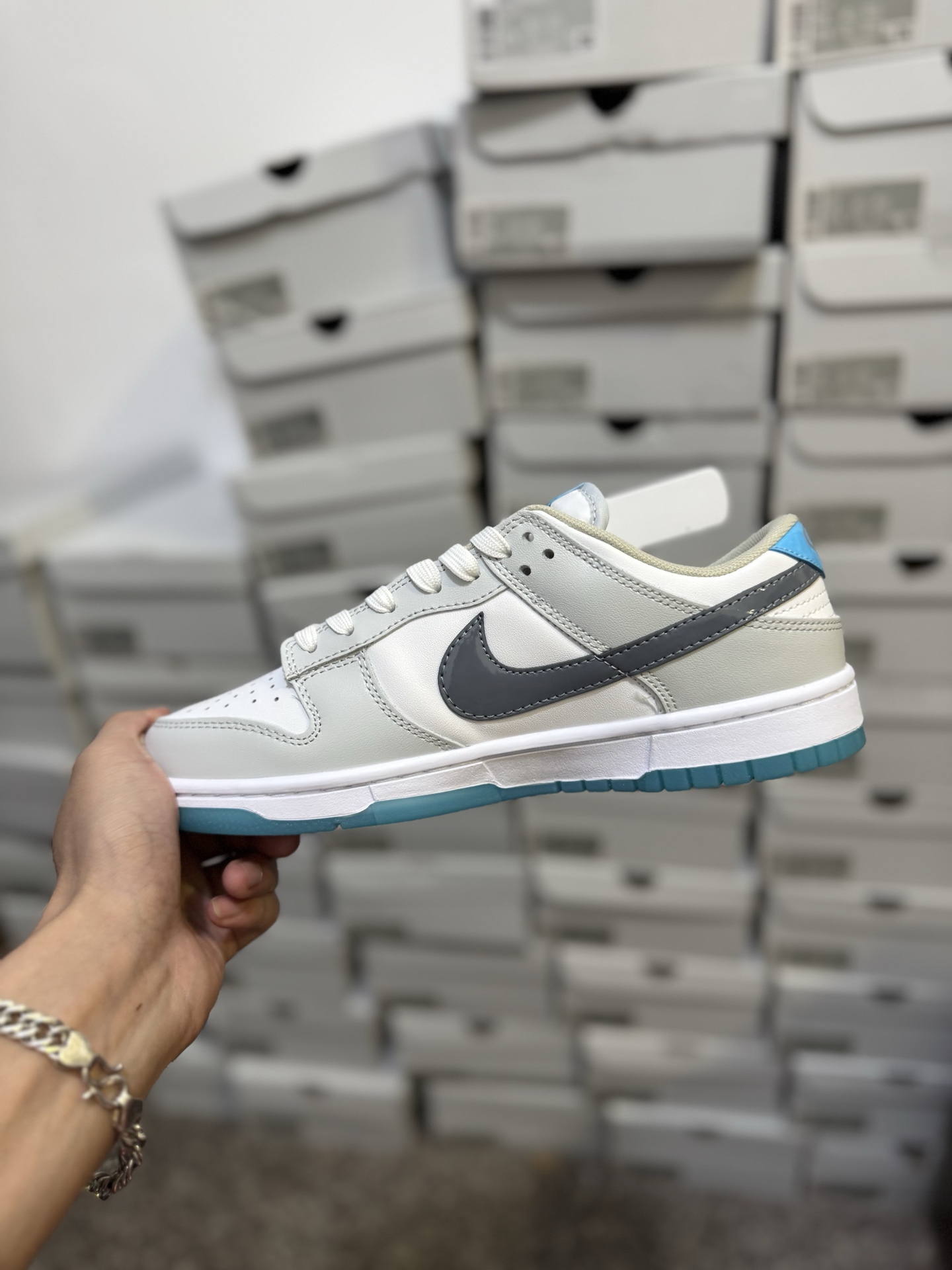 双十二特价💰90 巅峰版🔥🔥🔥
保持销冠-全新45度鞋头
全新2023新版大底,鞋面无任何毛边 整洁完美
全新升级 天花版纯原新熊猫 🐼Nike sb dunk low “white/black” 黑白熊猫奥利奥 ,升级原厂皮料 全新购入新冲刀 正确配件原盒,原厂自组大底,无解鞋型 正确中底四线拉帮,原厂中底布 正确鞋带配件区别市面通货 正确全网唯一正确鞋型,一个鞋头秒杀市面所有货,自己看
全套原纸版 原楦头 打造完美灵魂版型
全鞋面采用原装Sadesa R8纹头层皮
原厂百宏织唛舌标 原厂中底布正确印刷
原档案数据后跟电绣 针数已达正品标准
一切遵循公司货完美打造 LC仅对原鞋
同源原鞋原材 遵循原鞋完美打造
SIZE: 36 36.5 37.5 38 38.5 39 40 40.5 41 42 42.5 43 44 44.5 45