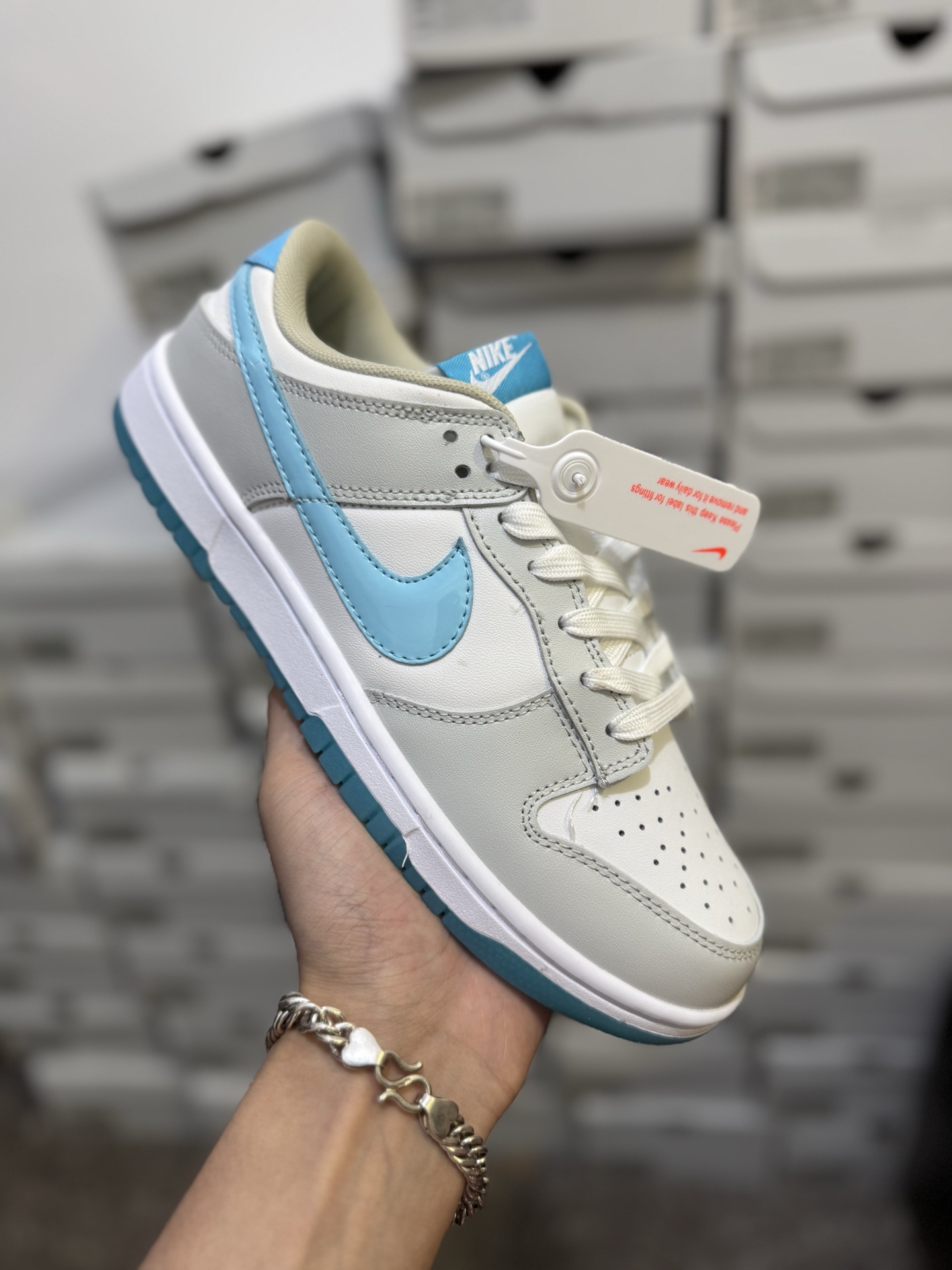 双十二特价💰90 巅峰版🔥🔥🔥
保持销冠-全新45度鞋头
全新2023新版大底,鞋面无任何毛边 整洁完美
全新升级 天花版纯原新熊猫 🐼Nike sb dunk low “white/black” 黑白熊猫奥利奥 ,升级原厂皮料 全新购入新冲刀 正确配件原盒,原厂自组大底,无解鞋型 正确中底四线拉帮,原厂中底布 正确鞋带配件区别市面通货 正确全网唯一正确鞋型,一个鞋头秒杀市面所有货,自己看
全套原纸版 原楦头 打造完美灵魂版型
全鞋面采用原装Sadesa R8纹头层皮
原厂百宏织唛舌标 原厂中底布正确印刷
原档案数据后跟电绣 针数已达正品标准
一切遵循公司货完美打造 LC仅对原鞋
同源原鞋原材 遵循原鞋完美打造
SIZE: 36 36.5 37.5 38 38.5 39 40 40.5 41 42 42.5 43 44 44.5 45