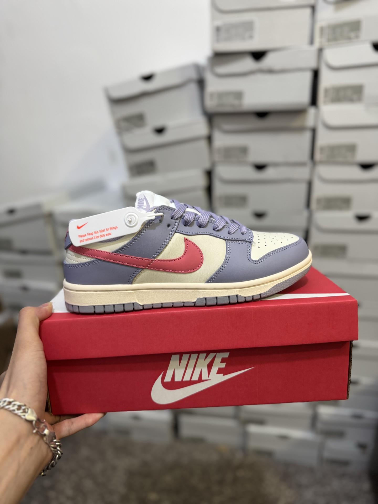 双十二特价💰90 巅峰版🔥🔥🔥
保持销冠-全新45度鞋头
全新2023新版大底,鞋面无任何毛边 整洁完美
全新升级 天花版纯原新熊猫 🐼Nike sb dunk low “white/black” 黑白熊猫奥利奥 ,升级原厂皮料 全新购入新冲刀 正确配件原盒,原厂自组大底,无解鞋型 正确中底四线拉帮,原厂中底布 正确鞋带配件区别市面通货 正确全网唯一正确鞋型,一个鞋头秒杀市面所有货,自己看
全套原纸版 原楦头 打造完美灵魂版型
全鞋面采用原装Sadesa R8纹头层皮
原厂百宏织唛舌标 原厂中底布正确印刷
原档案数据后跟电绣 针数已达正品标准
一切遵循公司货完美打造 LC仅对原鞋
同源原鞋原材 遵循原鞋完美打造
SIZE: 36 36.5 37.5 38 38.5 39 40 40.5 41 42 42.5 43 44 44.5 45