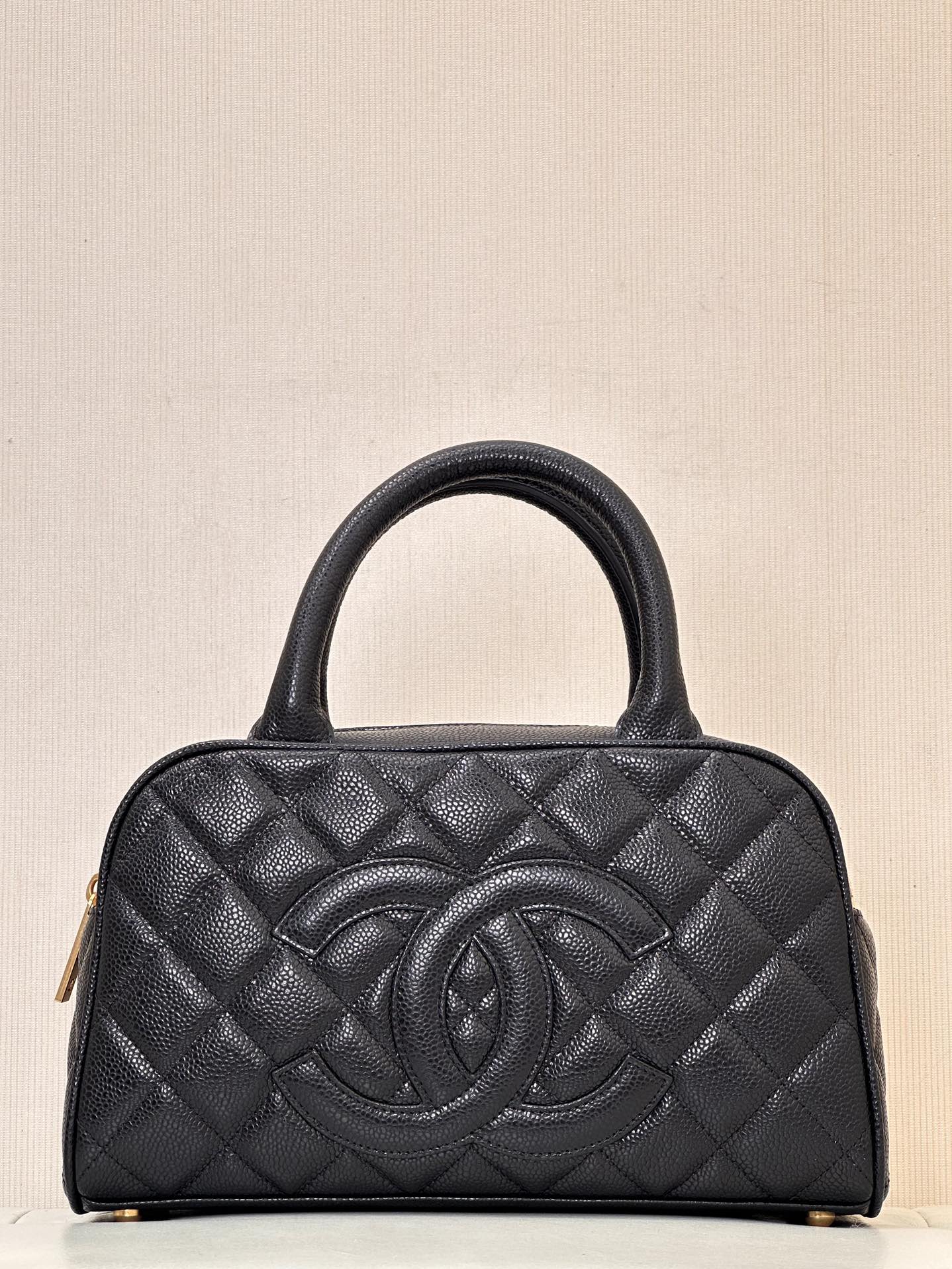 CHANEL Chanel сярэднявековы сакуравы ружовы чорны боўлінгавы мяшок з ікрысты скуры з вялікім лагатыпам двойчы C лёгкі ўніверсальны той жа стыль што ў модных блогераў — вышэйшая якасць