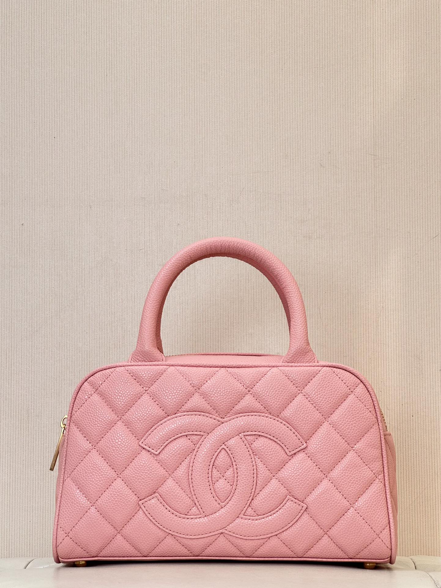 CHANEL Chanel сярэдне-ружовы чорны боўлінгавы мяшок з ікрыстычнай скуры з вялікім лагатыпам двойчы C, лёгкі і ўніверсальны, як у модных блогераў — вышэйшая якасць