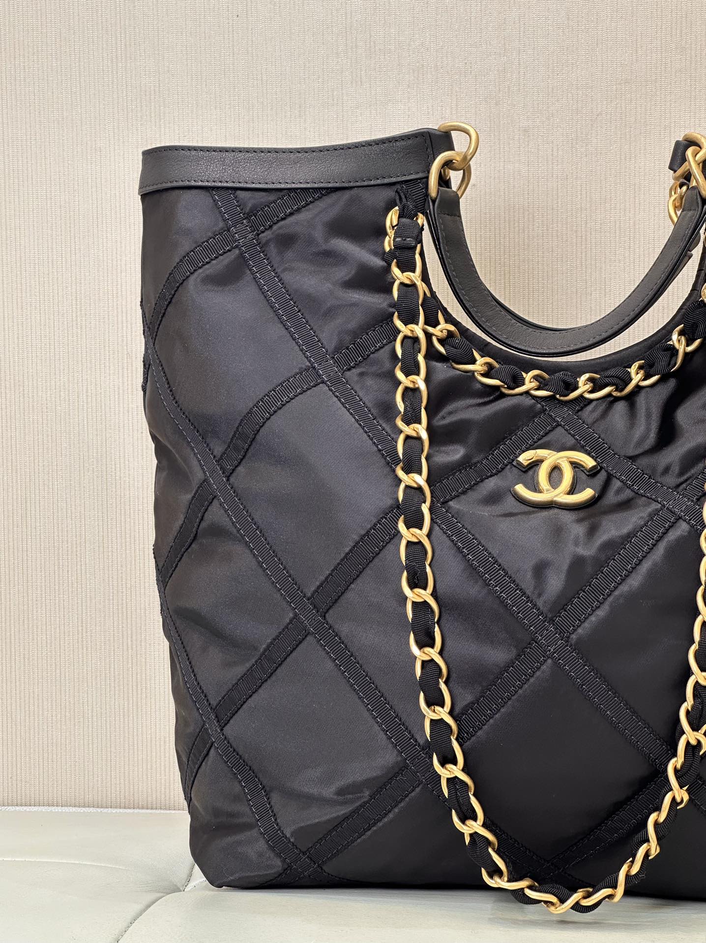 Chanel's oversized MAX small fragrant nylon bag, the small fragrant is so good~ Taking advantage of the trend of large bags, a new nylon style is