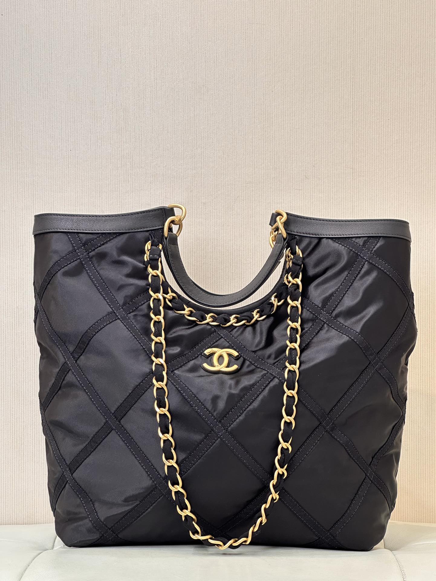 Chanel's oversized MAX small fragrant nylon bag, the small fragrant is so good~ Taking advantage of the trend of large bags, a new nylon style is