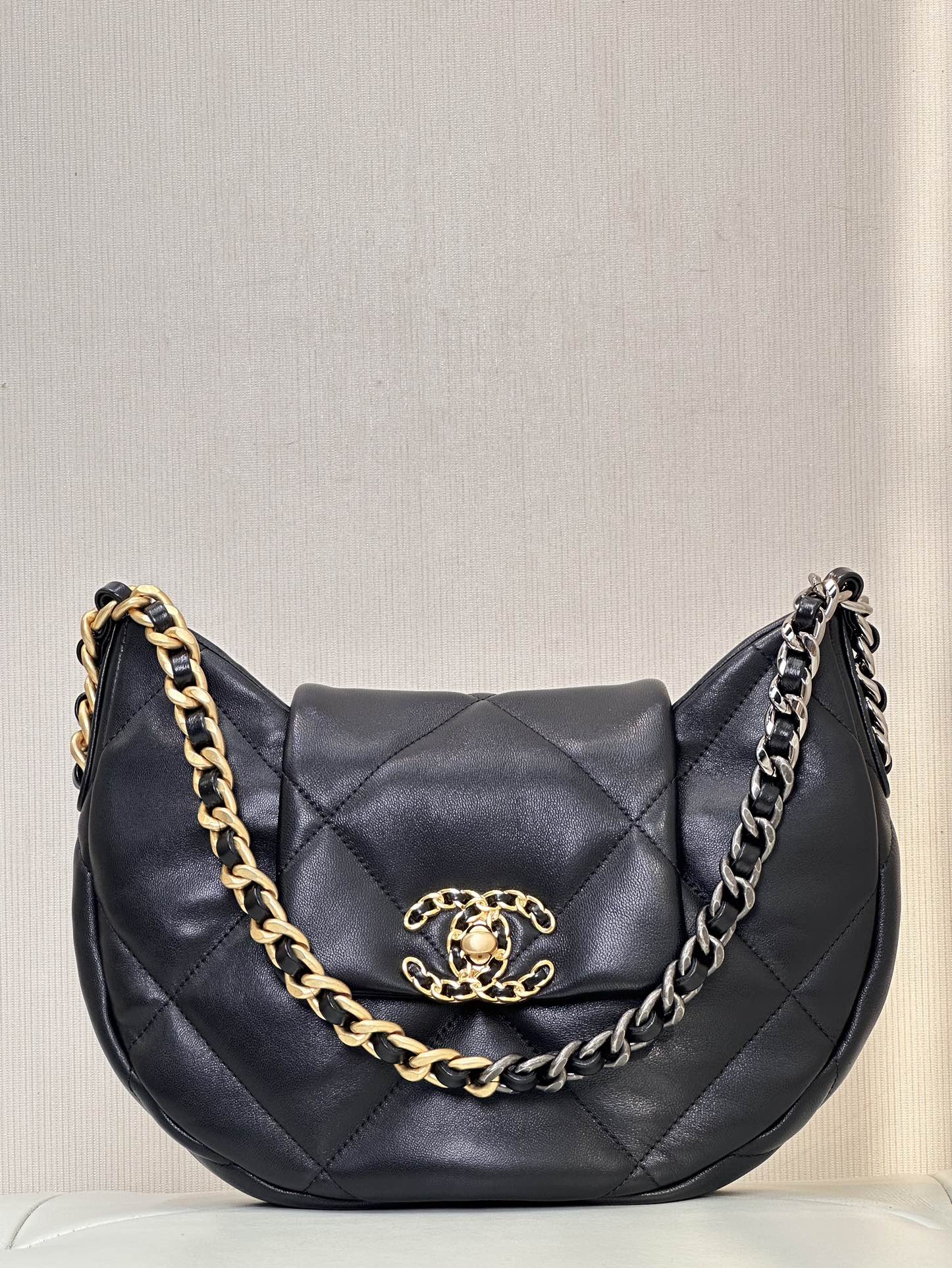 Chanel 24Cc "19bag armpit bag"! Genuine national monopoly original "square" small cotton leather; black! placer gold buckle