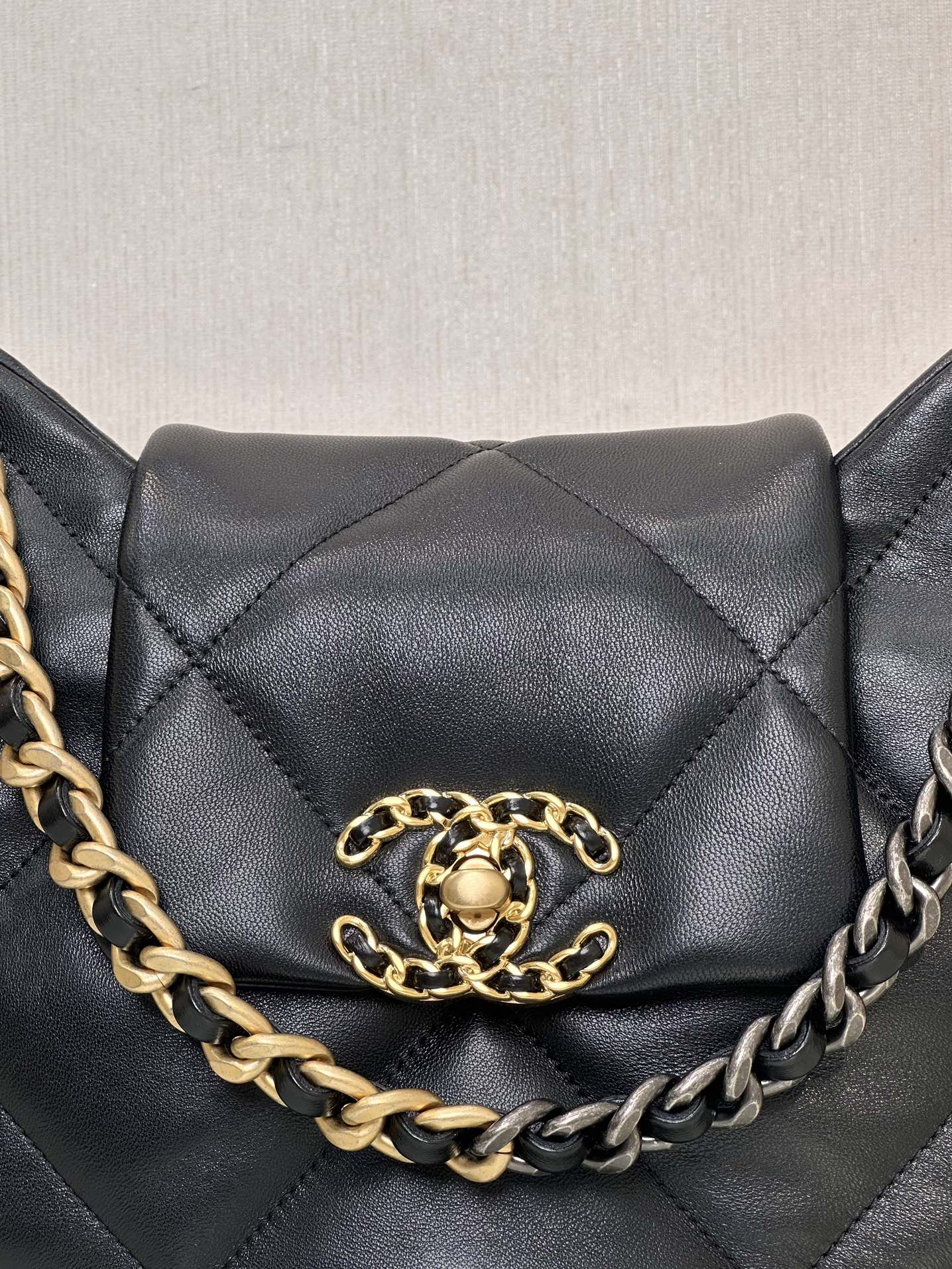 Chanel 24Cc "19bag armpit bag"! Genuine national monopoly original "square" small cotton leather; black! placer gold buckle