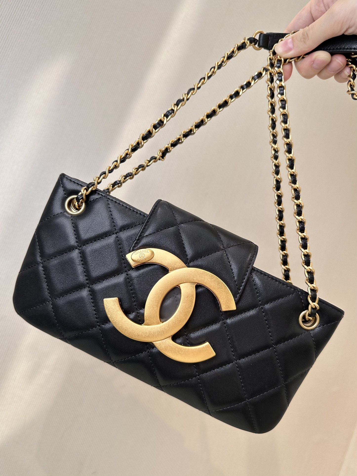 As for the Chanel bag, its my favorite size. Surprisingly, it can be used as an armpit bag, or can be carried cross-body, or even worn on one sho
