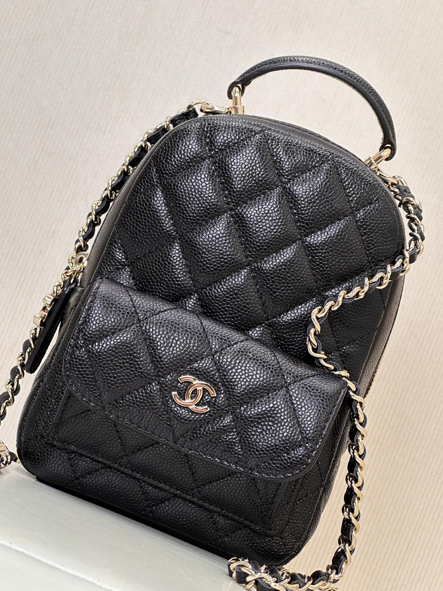 CHANEL 24Cs new mini schoolbag and backpack, the cutie youll fall in love with at first glance! This small and exquisite model is really popular