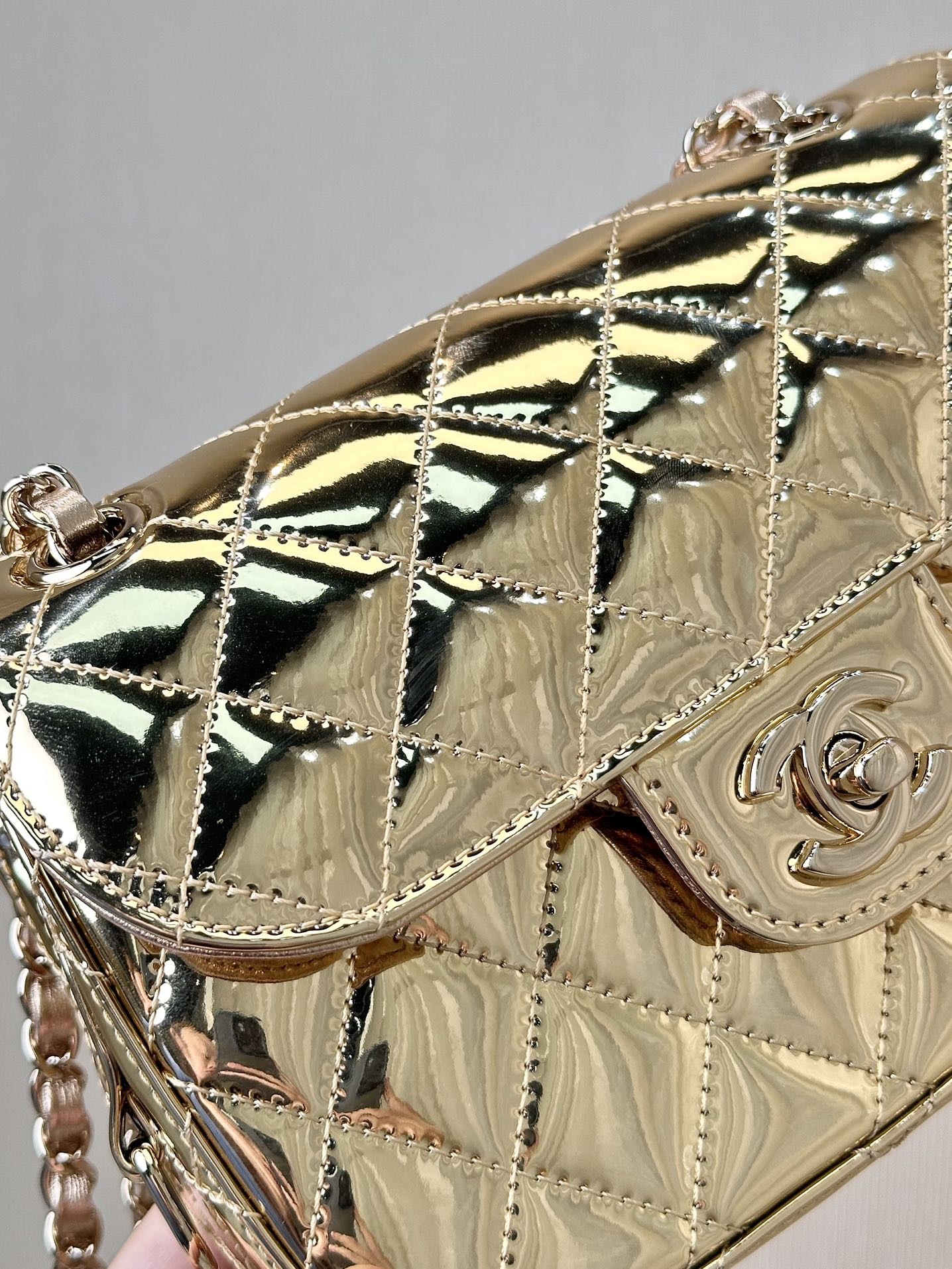 1280 Chanel officially sells as4646 Golden cow patent leather is a high-profile presence in several bags. It is resplendent. You can really feel