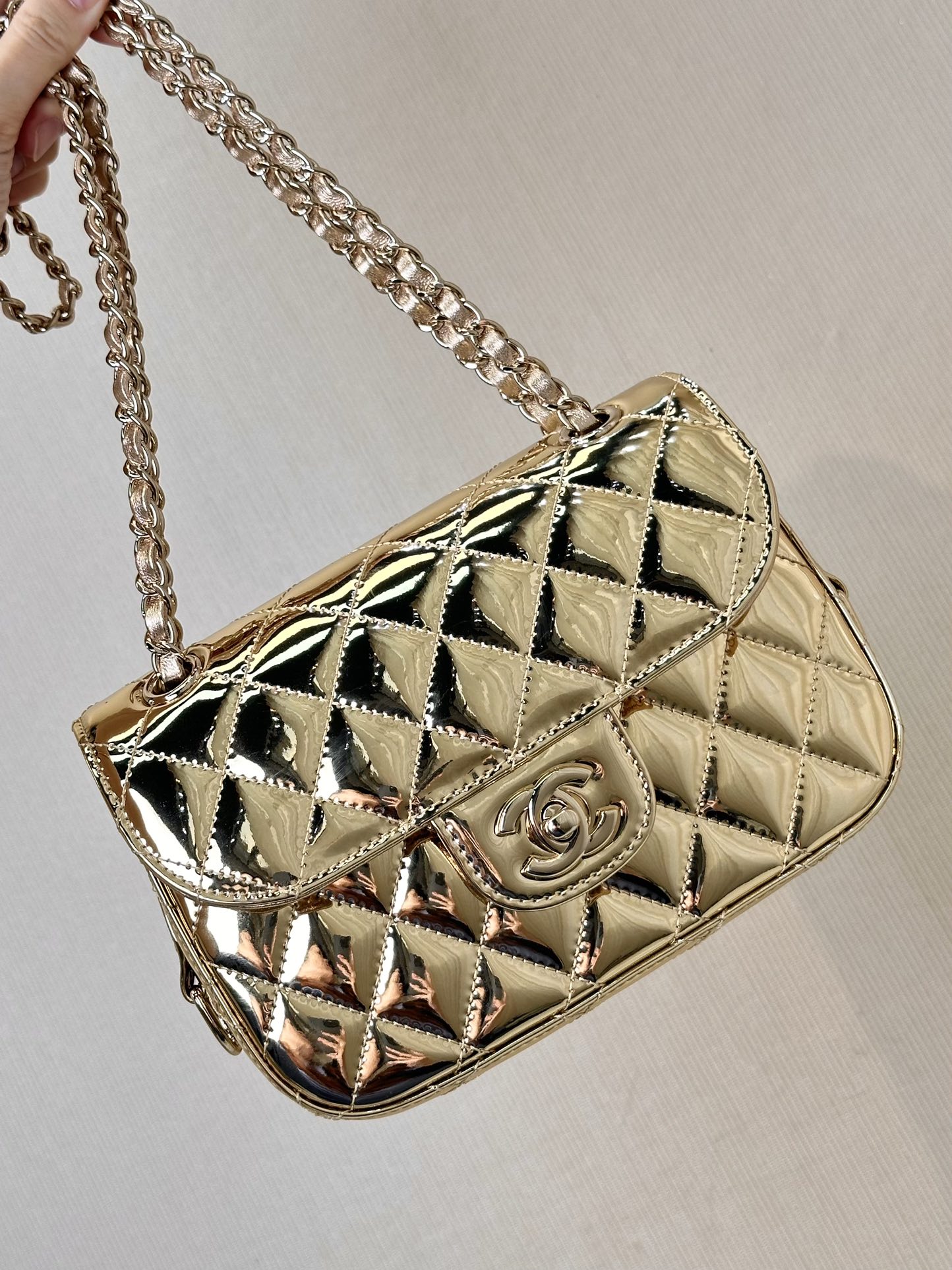 1280 Chanel officially sells as4646 Golden cow patent leather is a high-profile presence in several bags. It is resplendent. You can really feel