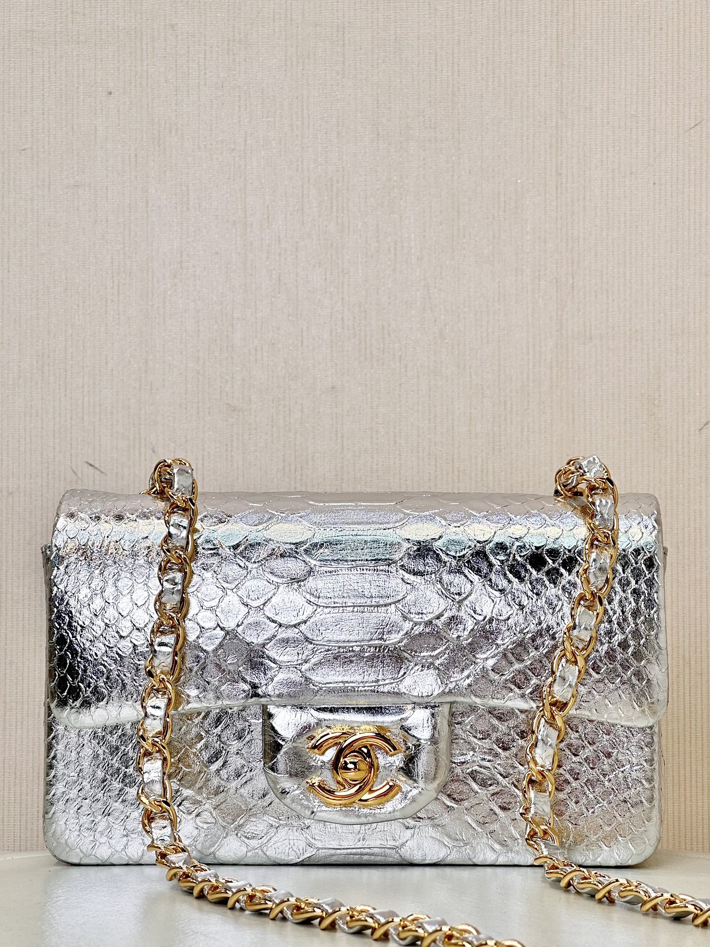 CHANEL рэдкі заплечнік CFmini з скуры пітона, скура паўднёваафрыканскага пітона, вінтажная зашпілька з двайной літарай C, каштоўны калекцыйны прадмет