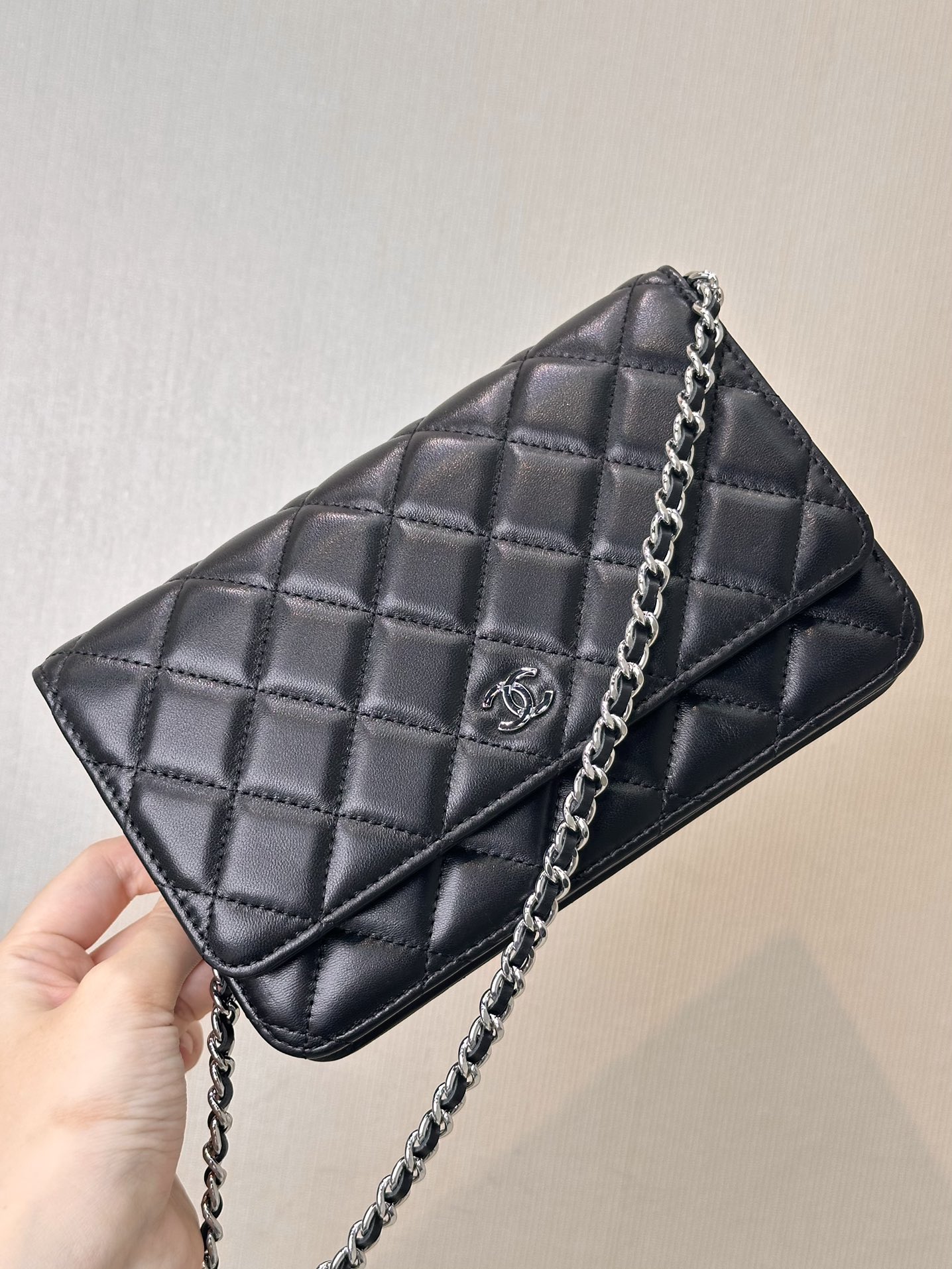 CHANEL 카비어 WOC 재물 가방 퀼팅 패턴 가죽 체인 더블 C 로고 숄더 크로스바디 롱 클래식 스타일 - 최상급 품질