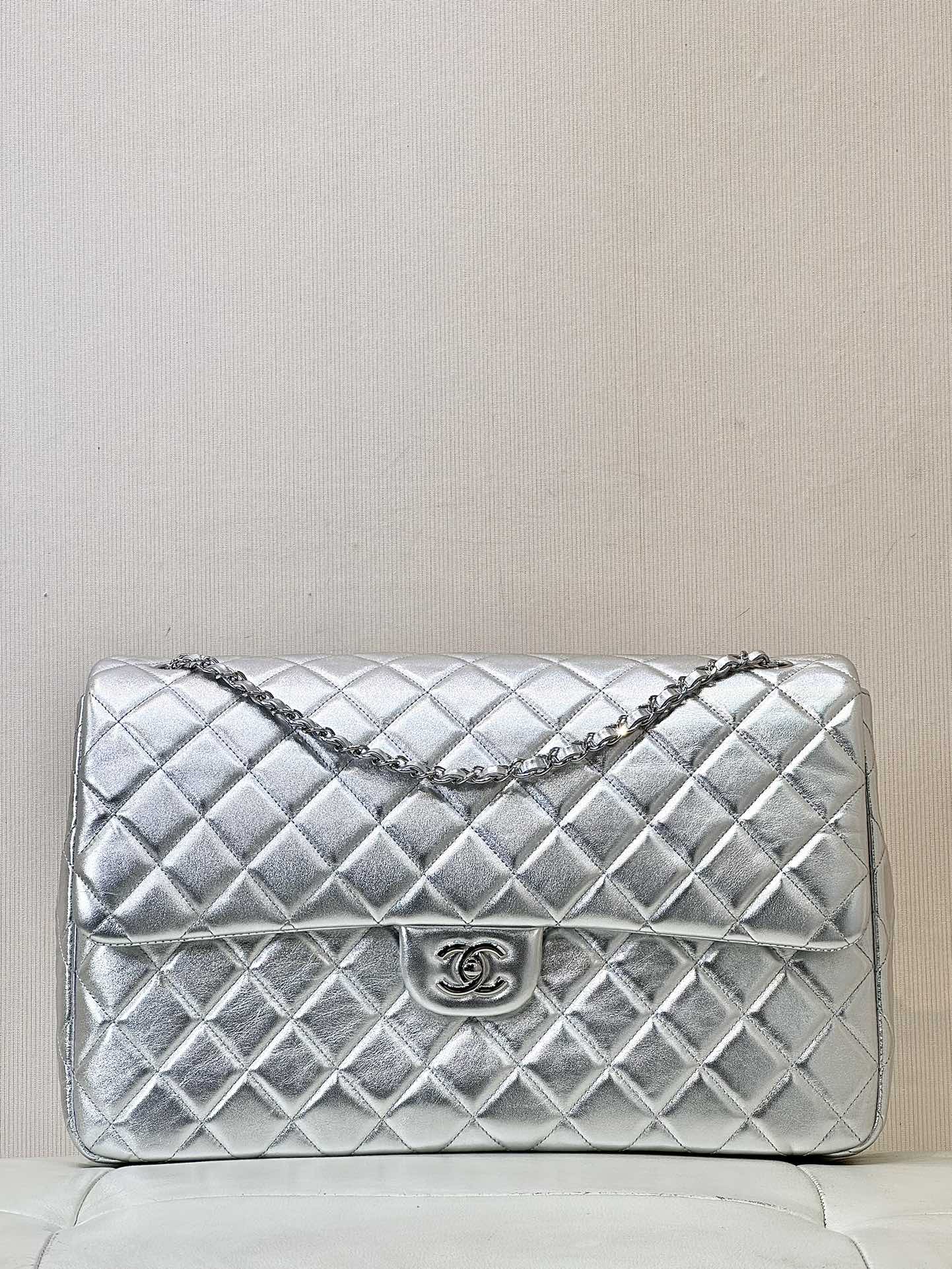 Come on! Following Chanels last malachite green airport bag, this time a new color scheme has arrived! Its silver with a sense of technology! Its