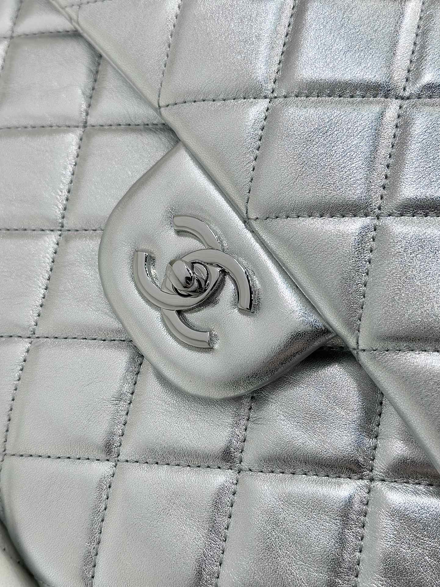 Come on! Following Chanels last malachite green airport bag, this time a new color scheme has arrived! Its silver with a sense of technology! Its