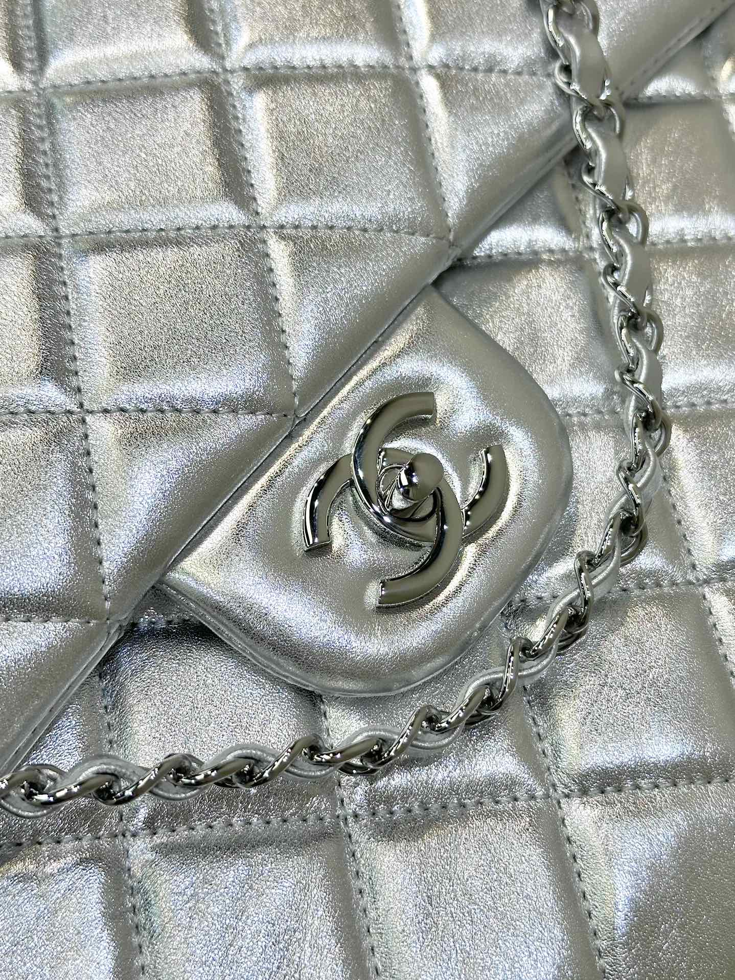 Chanel's XXL airport bag full of technology