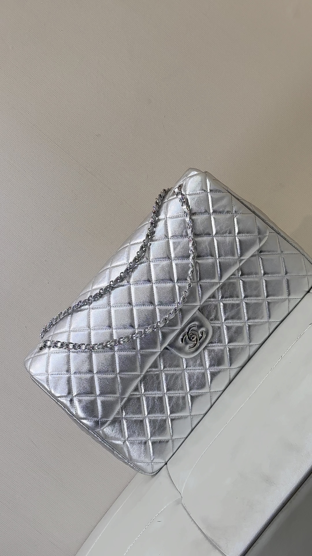 Chanel only needs a small fragrant silver airport bag to hit the streets!
