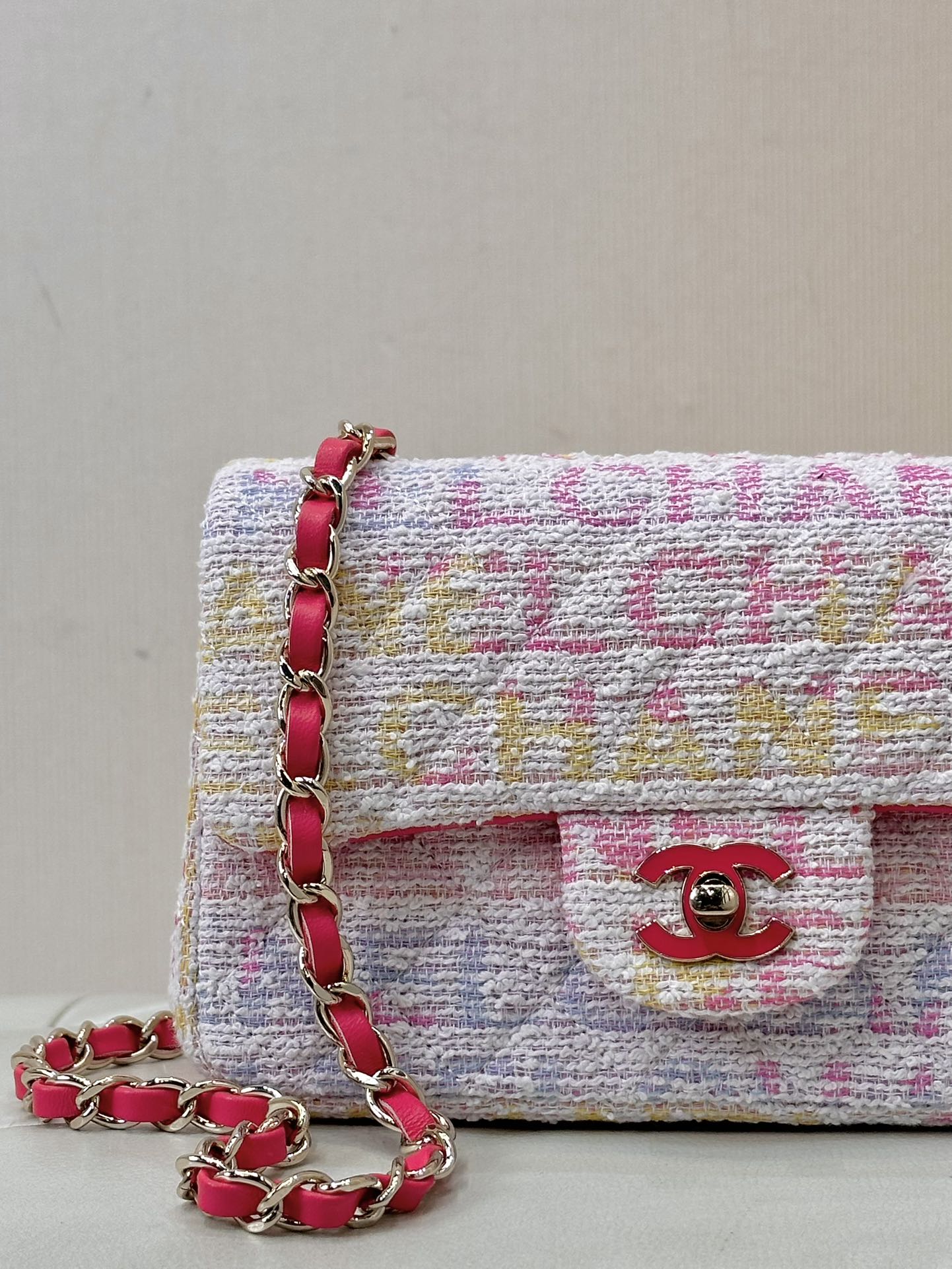 Chanel woolen tweed square fat, gentle and rich ~ mainly light pink color, exuding a gentle and noble atmosphere ~ as if caressing the girl's hea