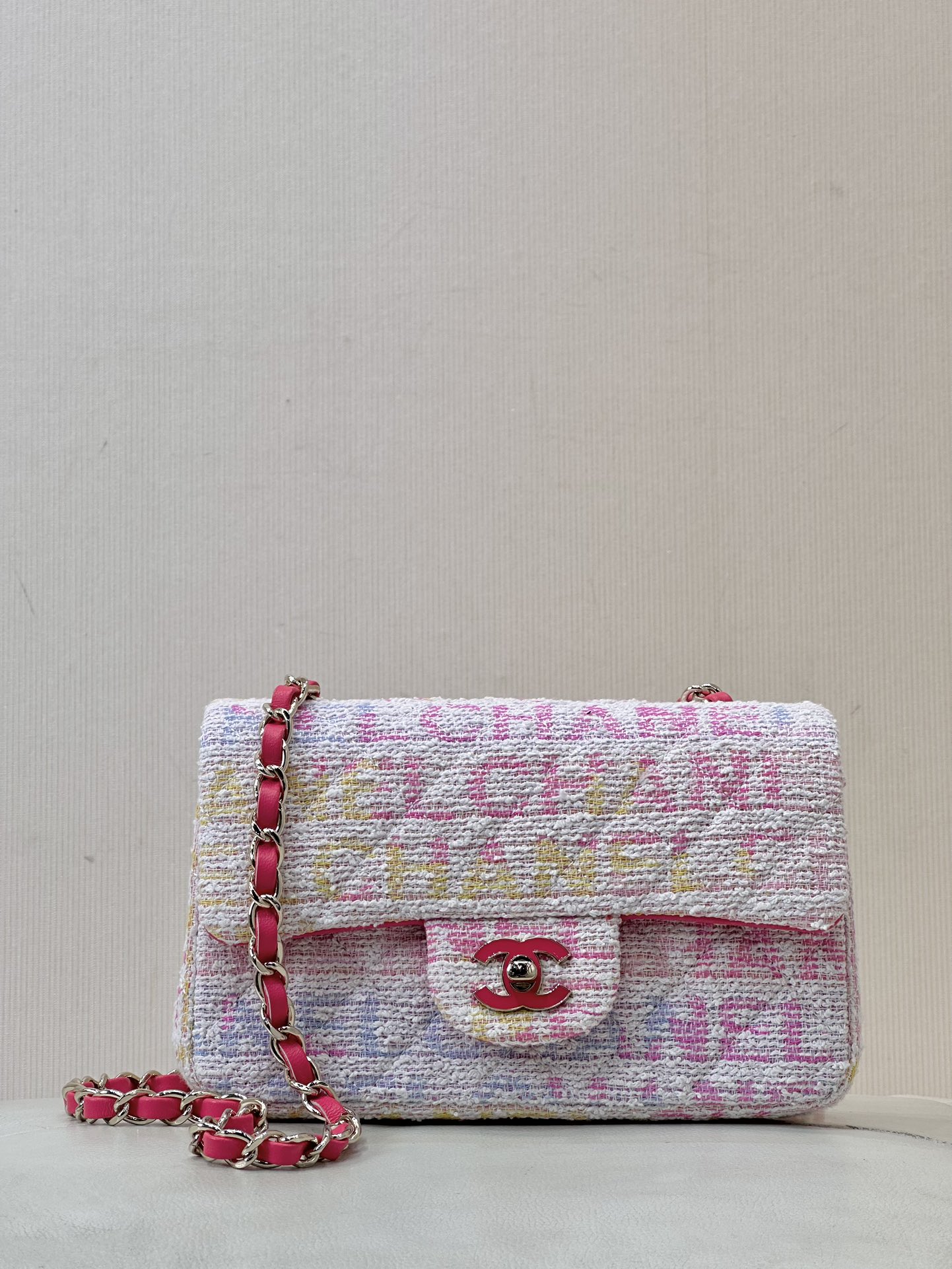 Chanel woolen tweed square fat, gentle and rich ~ mainly light pink color, exuding a gentle and noble atmosphere ~ as if caressing the girl's hea