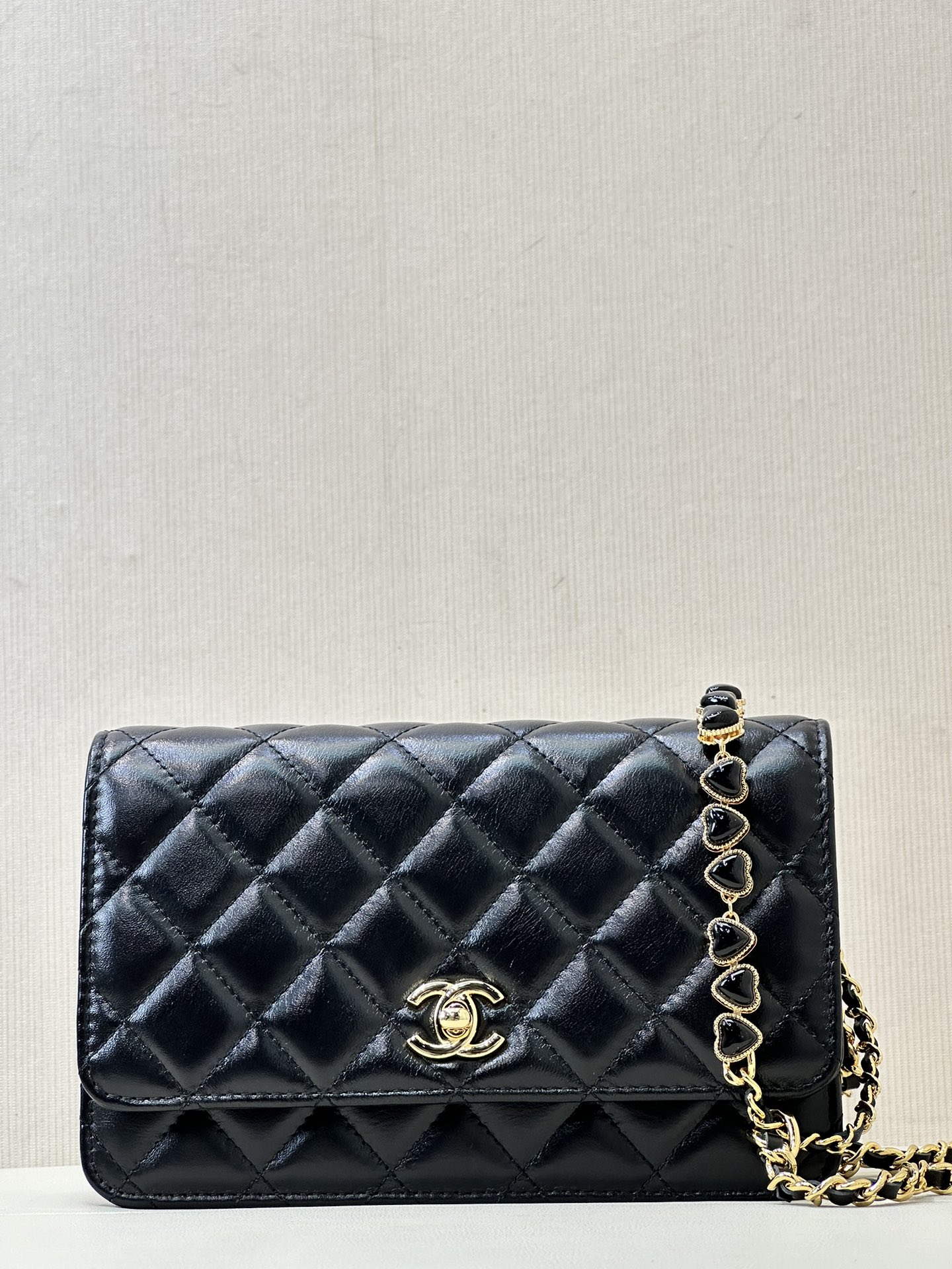 CHANEL hartjesketting WOC lamsleer ruitpatroon vintage hardware schouder- en crossbodytas tijdloos en veelzijdig - topkwaliteit