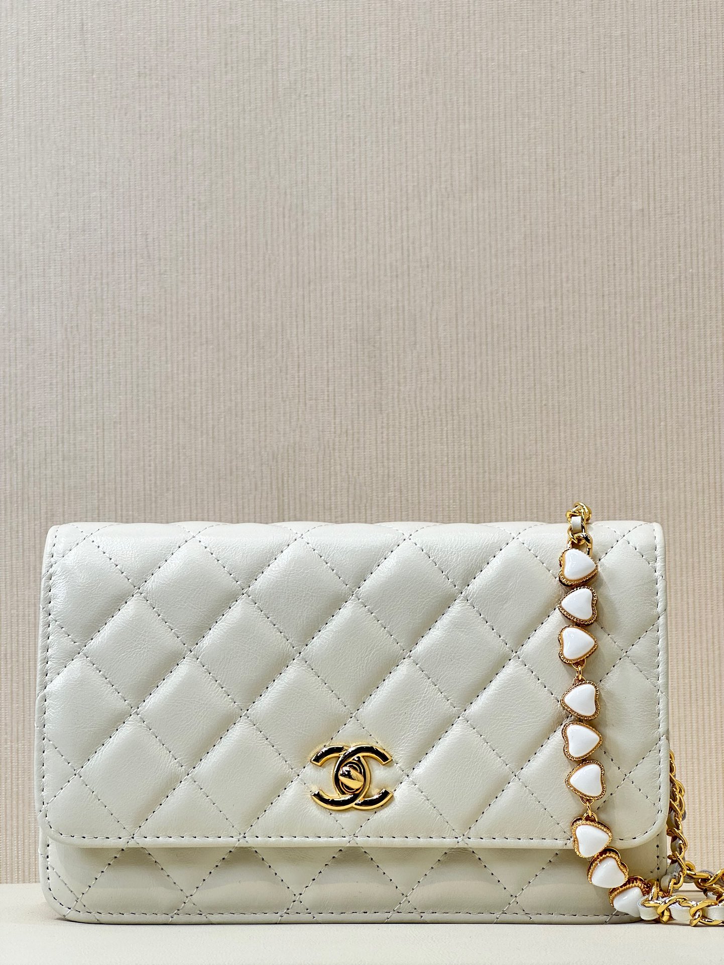 CHANEL hartjesketting WOC lamsleer ruitpatroon vintage hardware schouder- en crossbodytas tijdloos en veelzijdig - topkwaliteit