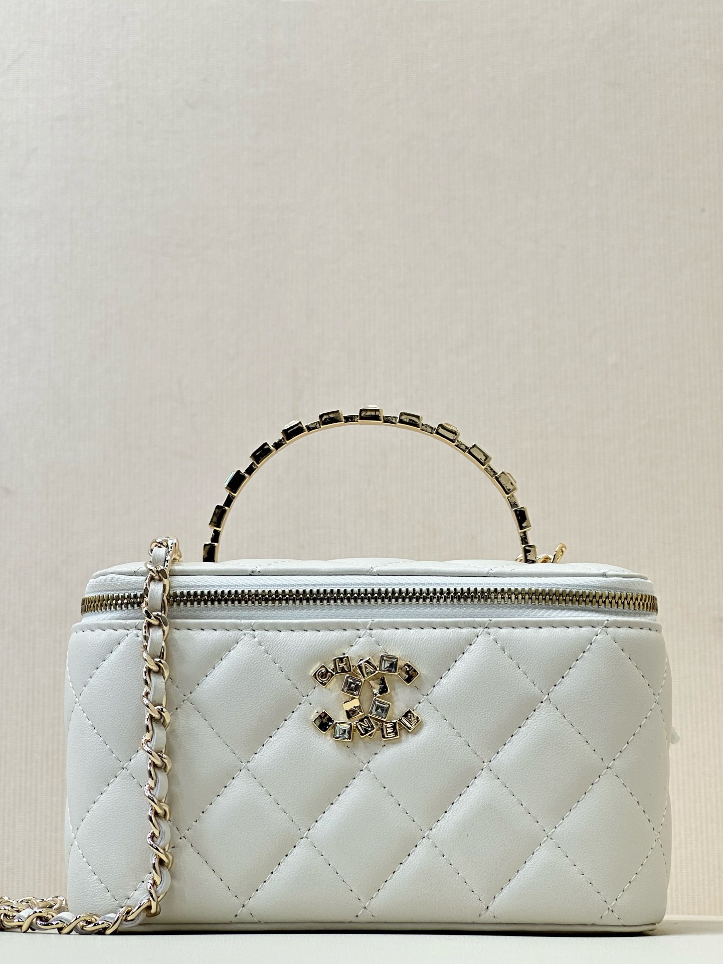 CHANEL 24A lente/zomer handtas met lange doosvorm en ketting van leer, binnenkant van lamsleer, voldoende capaciteit, lippenstiftvak, ingebouwde spiegel, handig voor het bijwerken van make-up, topkwaliteit