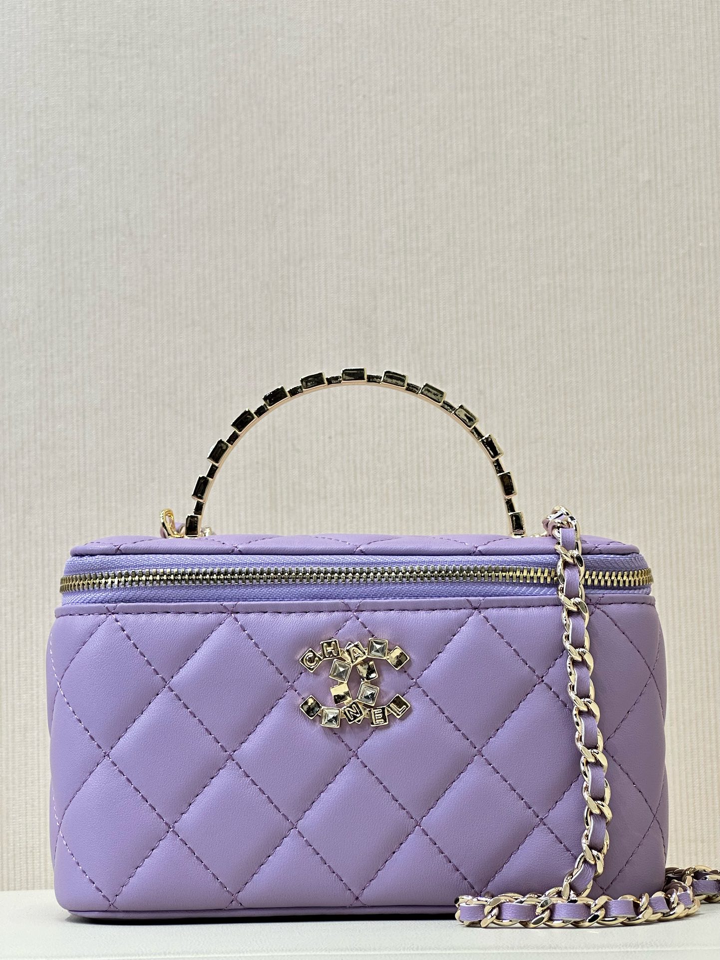 CHANEL 24A lente/zomer handtas met lange doosvorm en ketting van leer, binnenkant van lamsleer, voldoende capaciteit, lipstickvak, ingebouwde spiegel, handig voor het bijwerken van make-up, topkwaliteit
