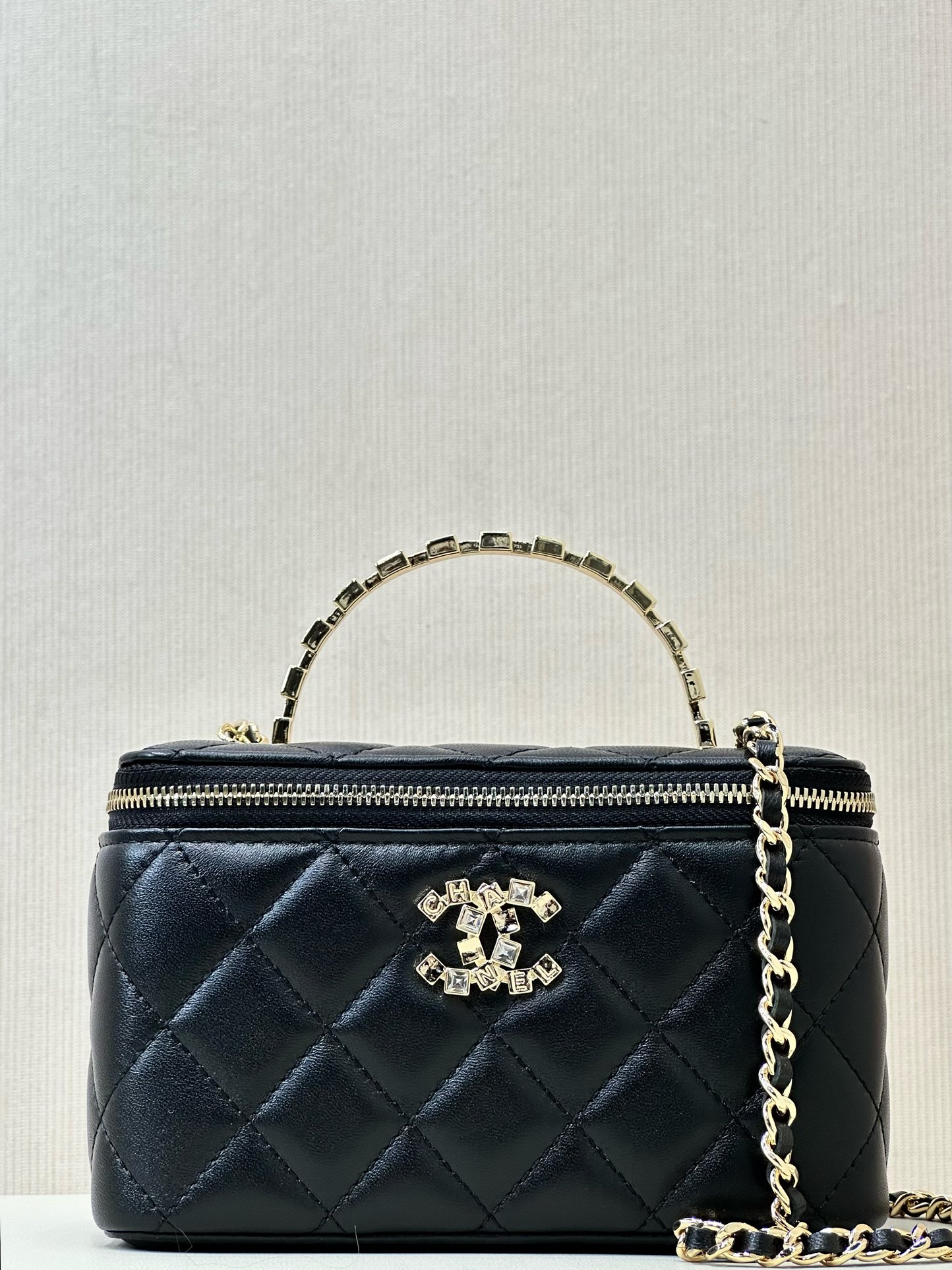CHANEL 24A lente/zomer handtas langwerpig boxmodel met lederen ketting, binnenkant van lamsleer, voldoende capaciteit, lipstickvak, ingebouwde spiegel, handig voor het bijwerken van make-up, topkwaliteit