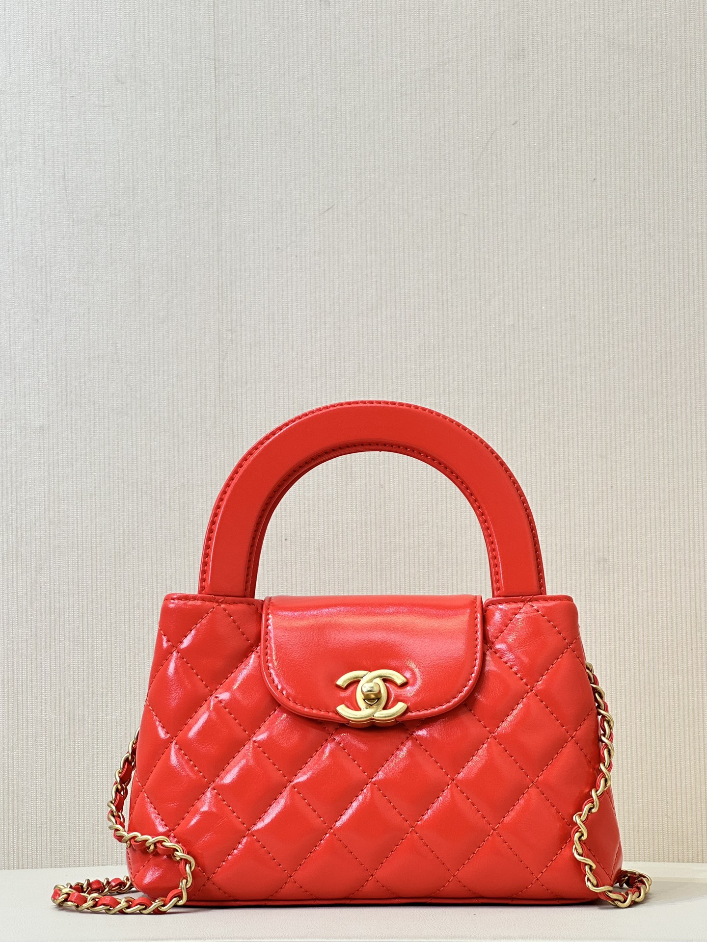 CHANEL KELLY 純正レザー 輸入ワックスレザー 柔軟性と油分に優れ 使うほどに透明感と艶が増し 自然なシボ しっとり弾力のある手触り