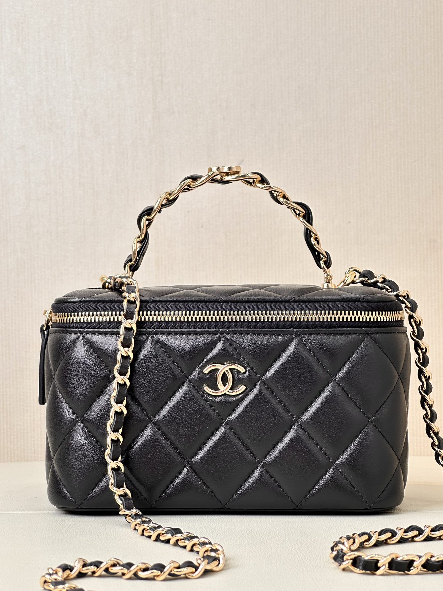 2199 Modelo asa cadena piel Doble C Si quieres hablar de un bolso que se puede coger de un vistazo, este bolso caja con…