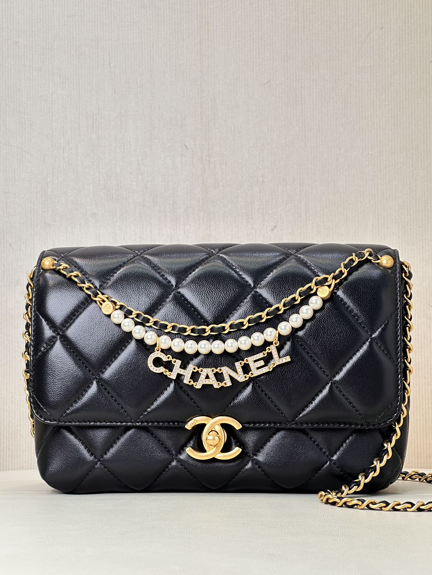 CHANEL 24A parelketting vierkante crossbody met dubbele ketting handgreep veelzijdig groot capaciteit schouder- en crossbodytas - topkwaliteit
