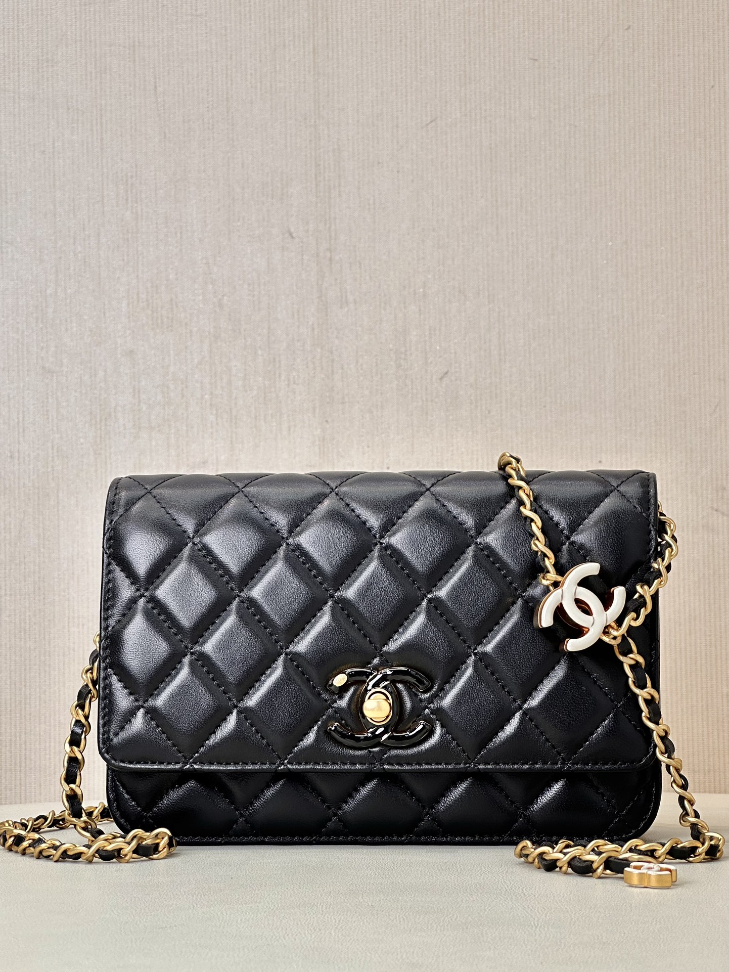 CHANEL Double C Enamel Clasp WOC Quilted Pattern Leather-Interwoven Chain Adjustable Chain Compact Lightweight Versatile - Top Quality
