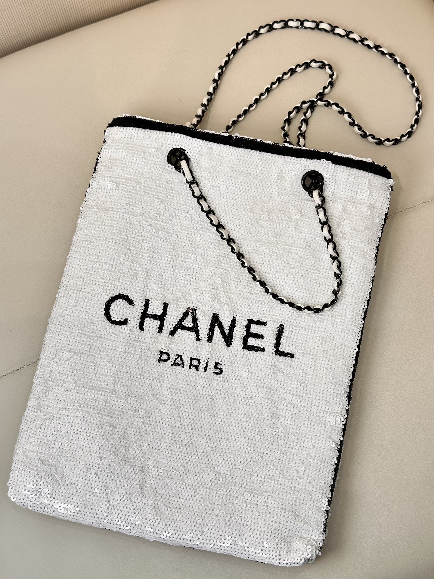 CHANEL 24S スパンコールトートバッグ 真珠のように輝く キラキラ 2本のショルダーストラップ 多彩な持ち方 イブニングバッグ ラムレザー裏地 低彩度 合わせやすい コレクターズアイテム-トップクオリティ