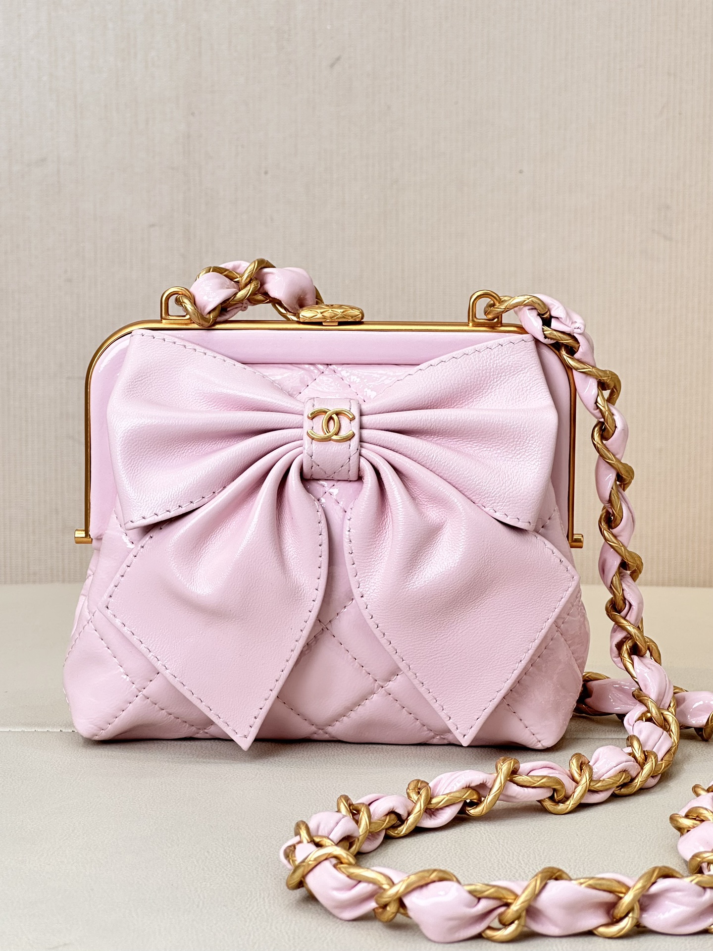 CHANEL 24A strik tas wasachtig lamsleer speels en schattig schouder- en crossbody mini tas - topkwaliteit