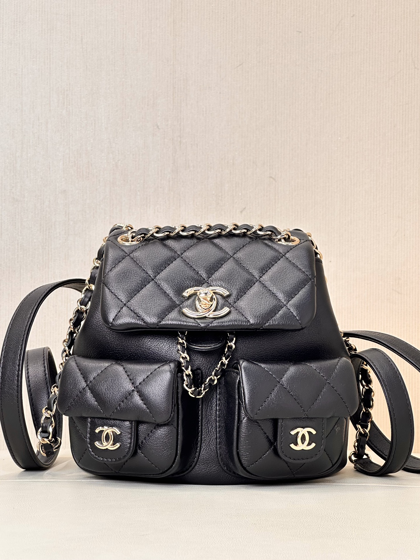 CHANEL Duma 개구리 백 체인 백팩 3포켓 더블 C 로고 드로스트링 클로저 조절 가능한 체인 입체적인 실루엣 데일리-최상급 품질
