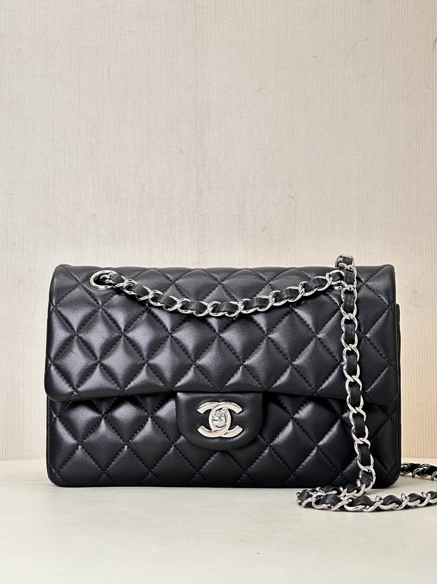 CHANEL CF Classic Flap 클래식 다이아몬드 퀼팅 골드 버클/실버 버클 체인 숄더 스트랩 가죽 체인 그레인 카프스킨 소재 순강 하드웨어 크로스백 클래식 모델