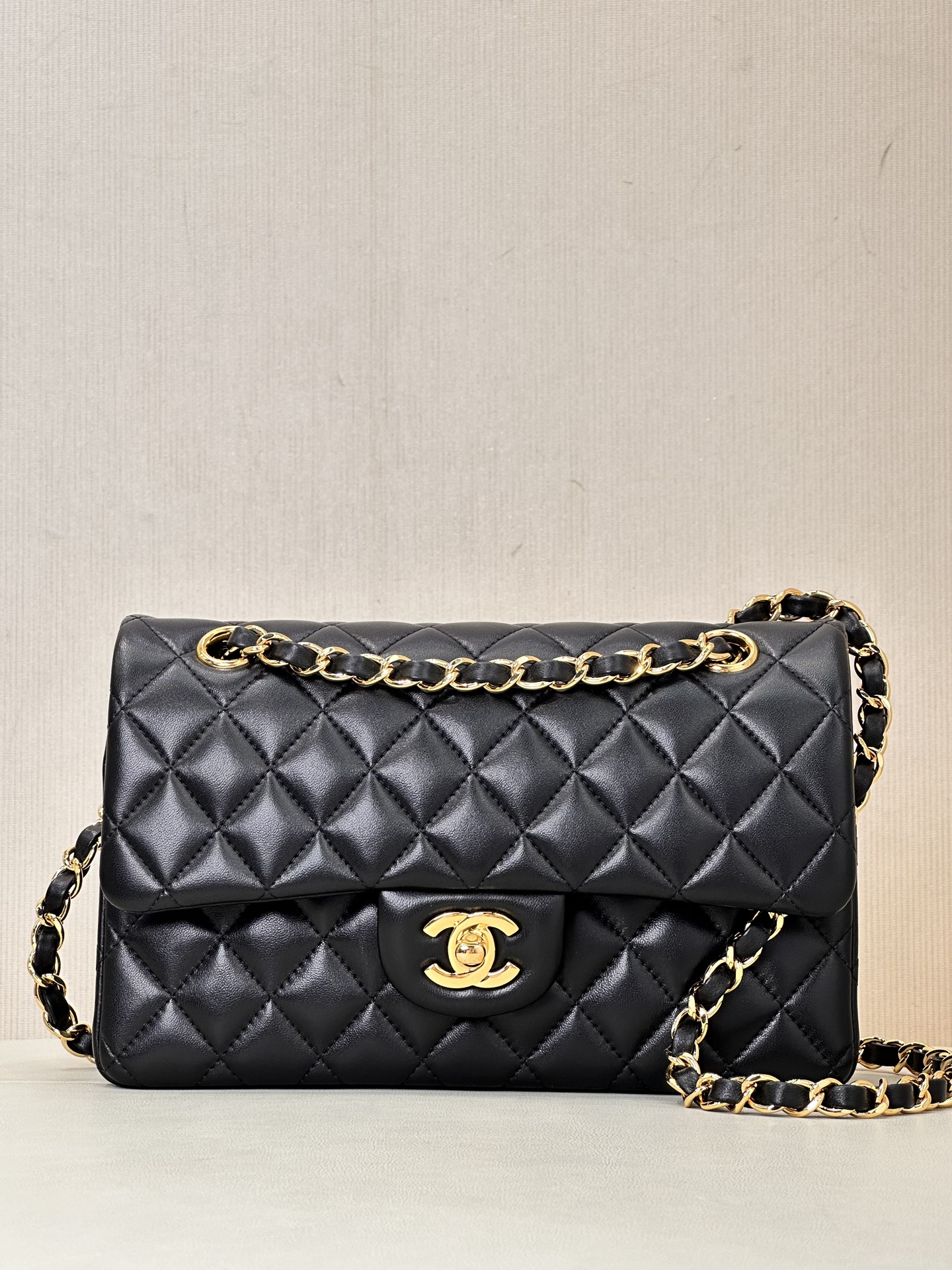 CHANEL CF Classic Flap 클래식 다이아몬드 퀼팅 골드 버클/실버 버클 체인 숄더 스트랩 가죽 체인 그레인 카프스킨 소재 순강 하드웨어 크로스백 클래식 모델